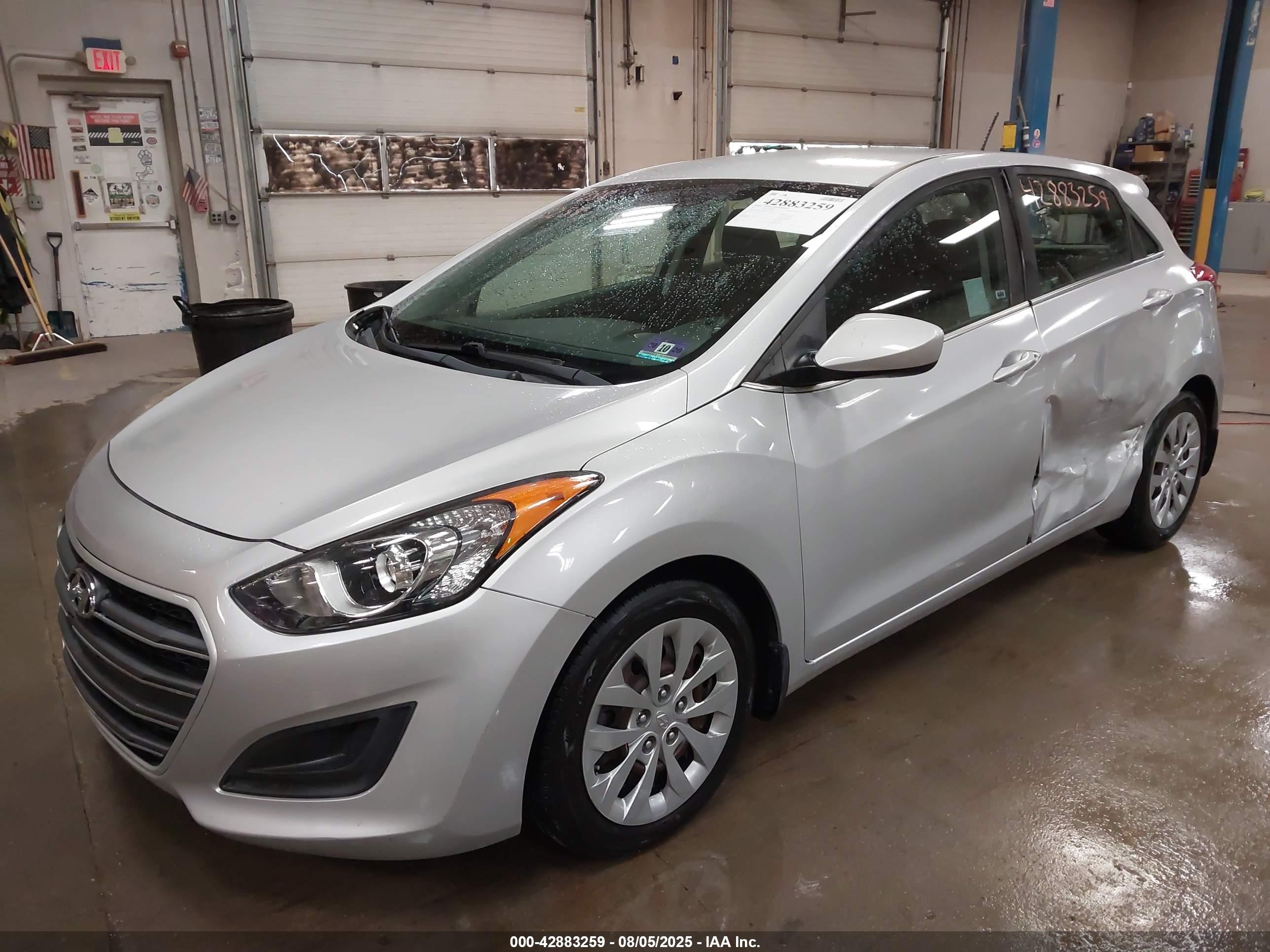 2017 Hyundai Elantra Gt   Серебряный vin: KMHD35LHXHU359864
