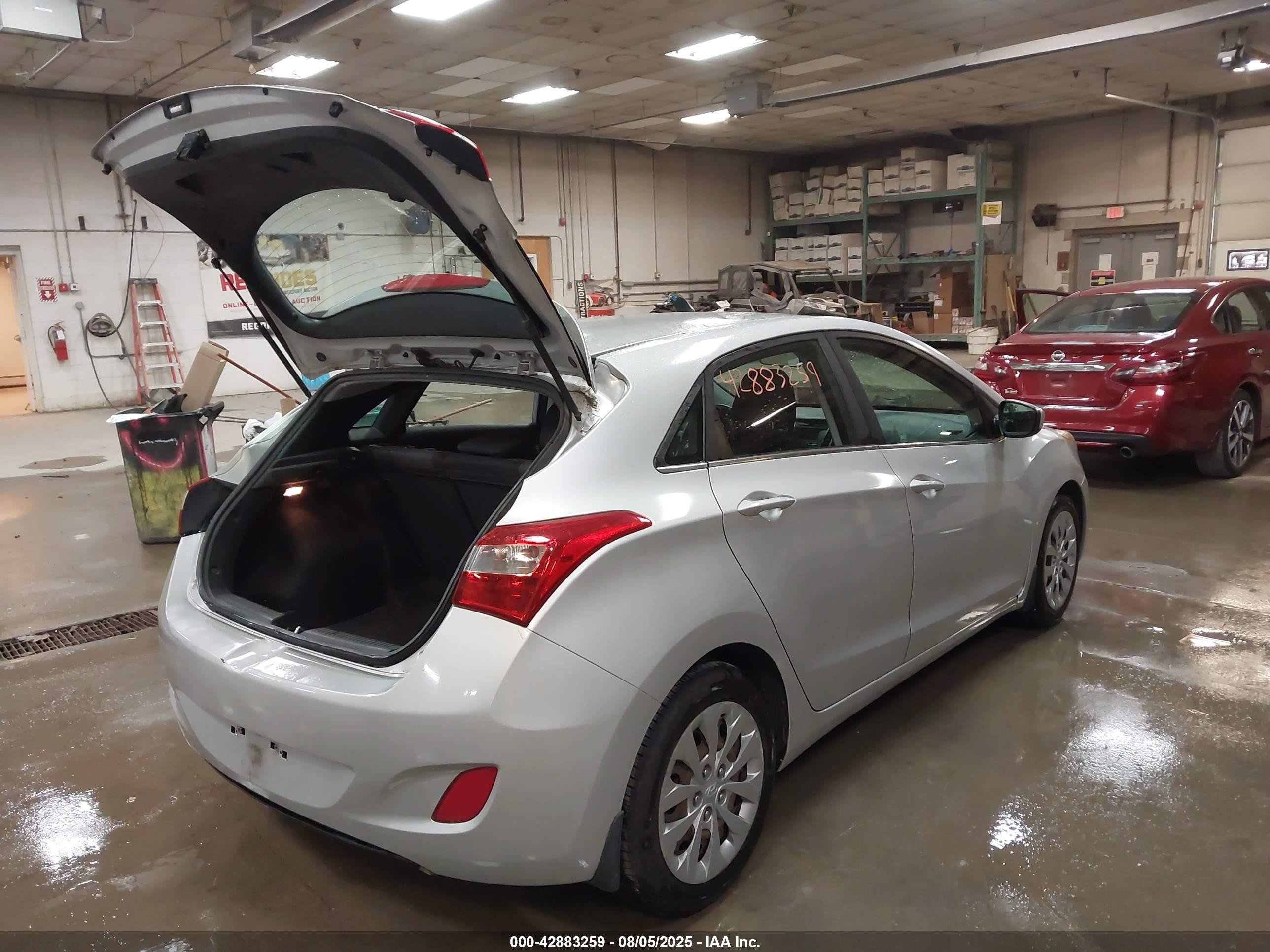 2017 Hyundai Elantra Gt   Серебряный vin: KMHD35LHXHU359864