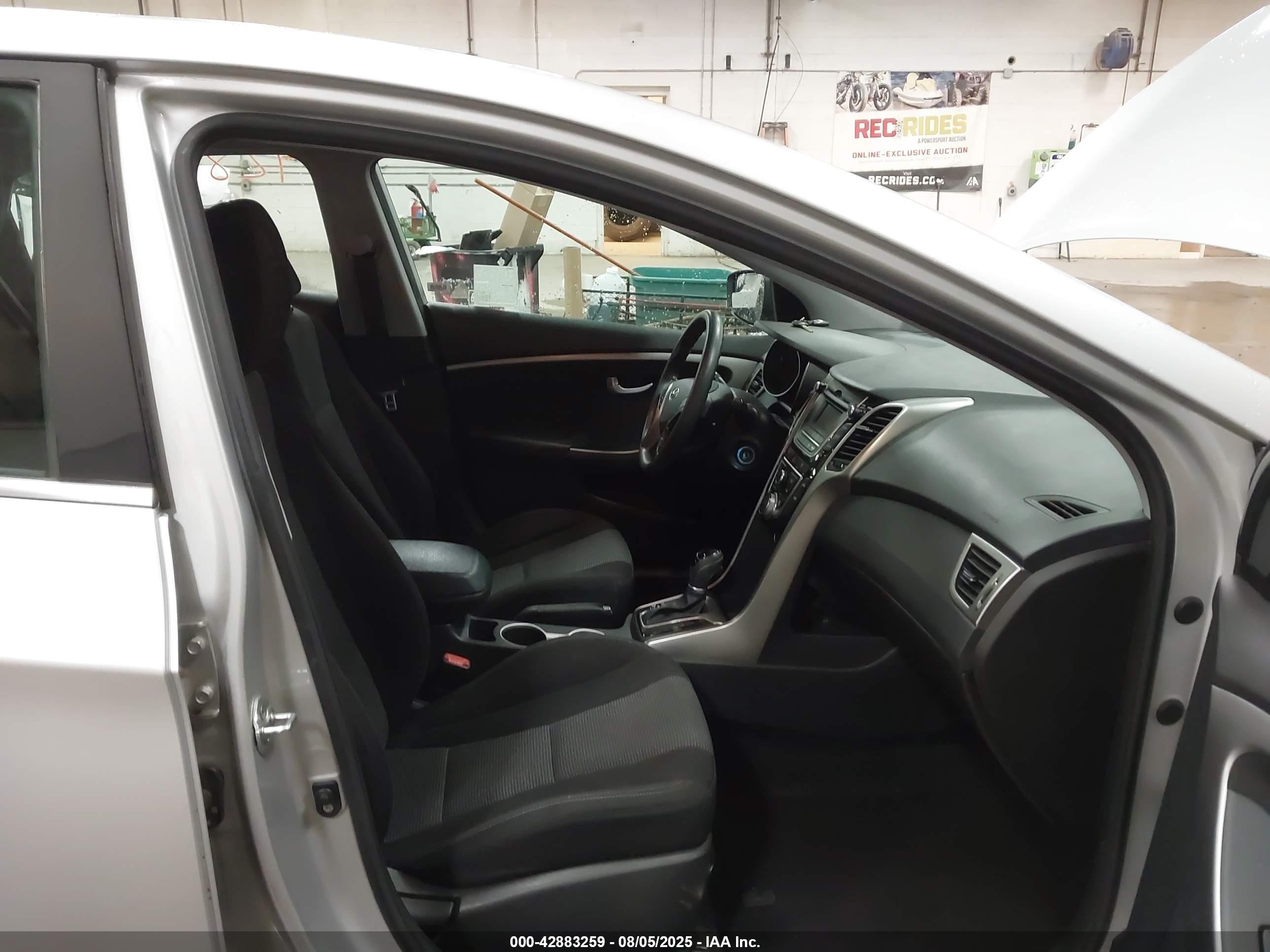 2017 Hyundai Elantra Gt   Серебряный vin: KMHD35LHXHU359864