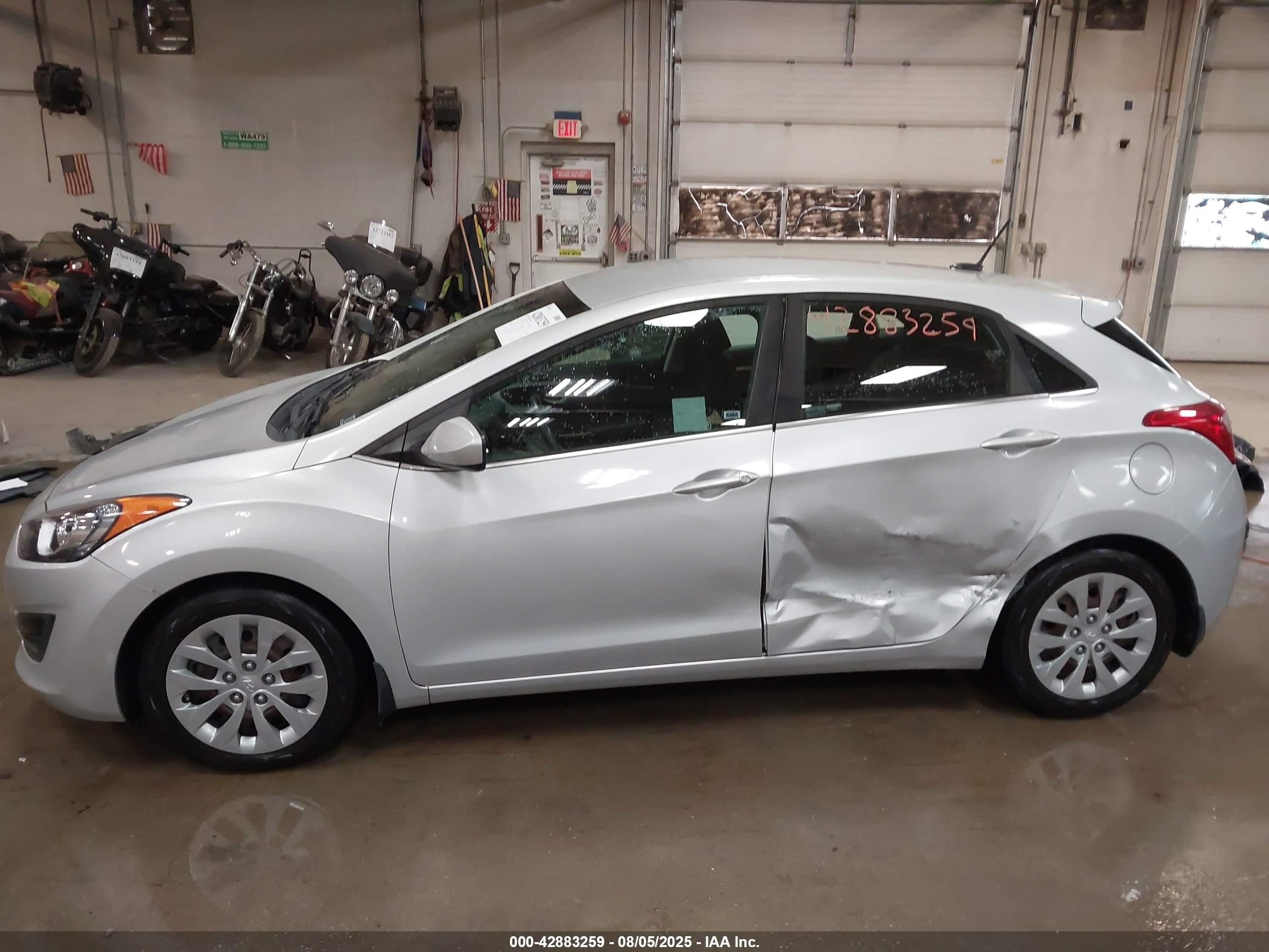 2017 Hyundai Elantra Gt   Серебряный vin: KMHD35LHXHU359864
