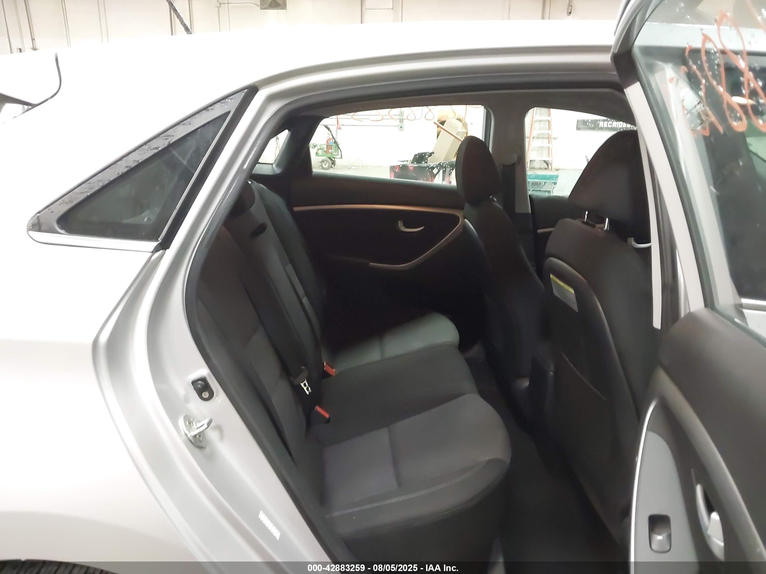 2017 Hyundai Elantra Gt   Серебряный vin: KMHD35LHXHU359864