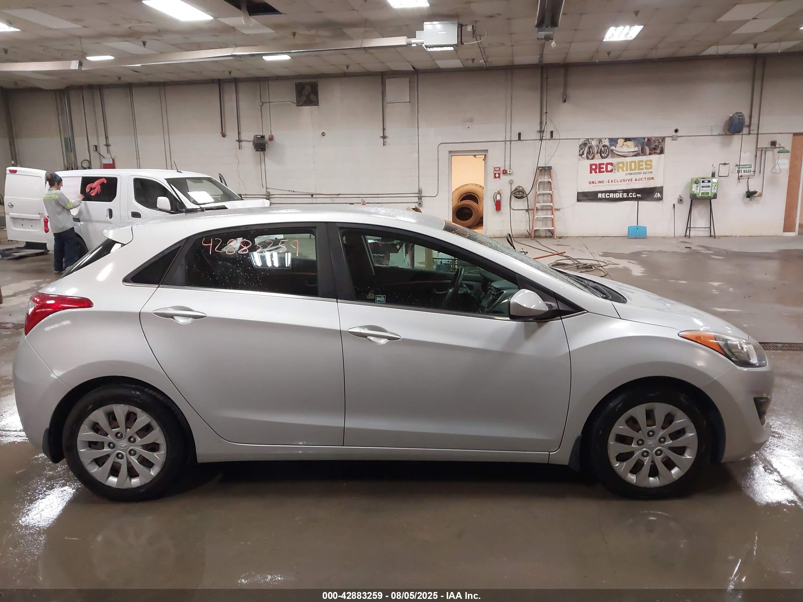 2017 Hyundai Elantra Gt   Серебряный vin: KMHD35LHXHU359864