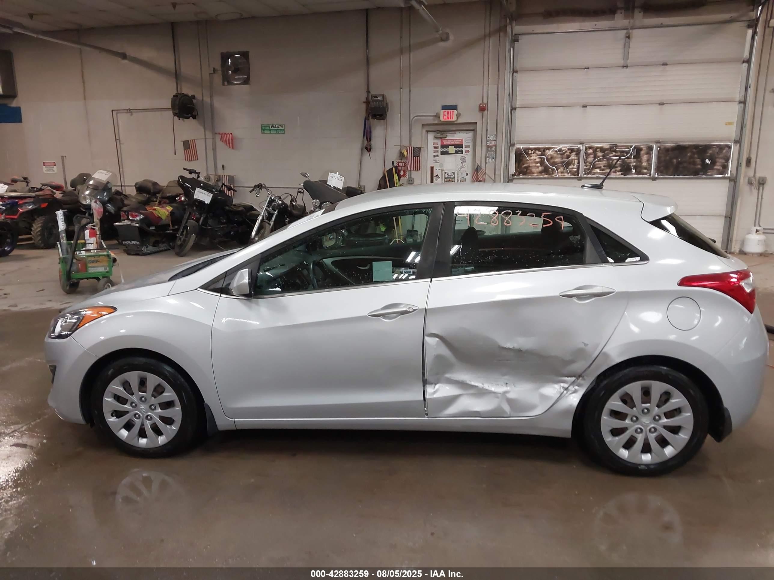 2017 Hyundai Elantra Gt   Серебряный vin: KMHD35LHXHU359864