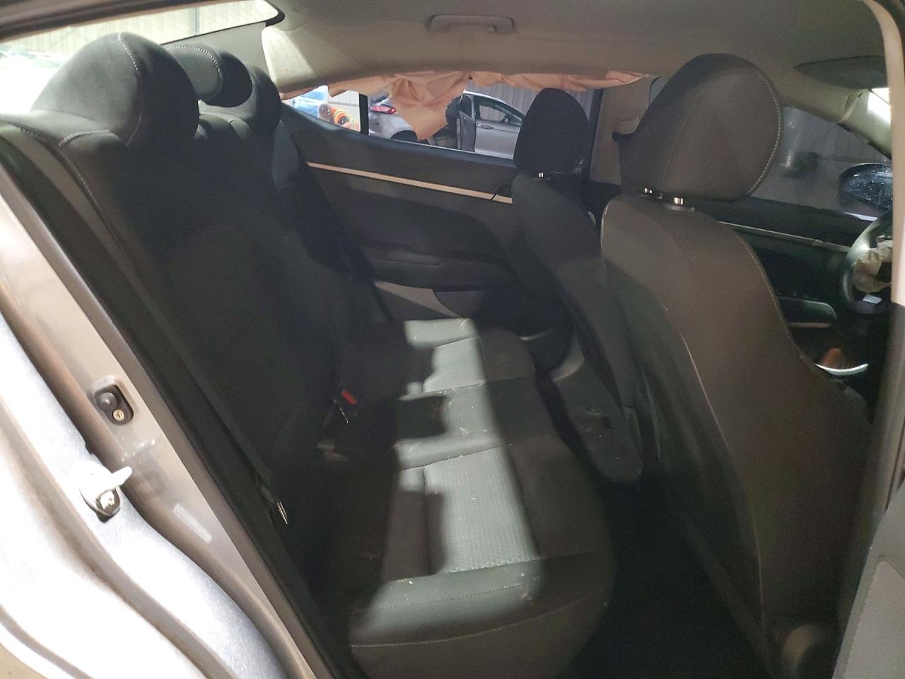 2018 Hyundai Elantra Se Silver vin: KMHD74LF2JU580944