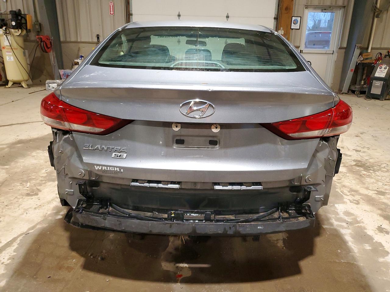 2018 Hyundai Elantra Se Silver vin: KMHD74LF2JU580944