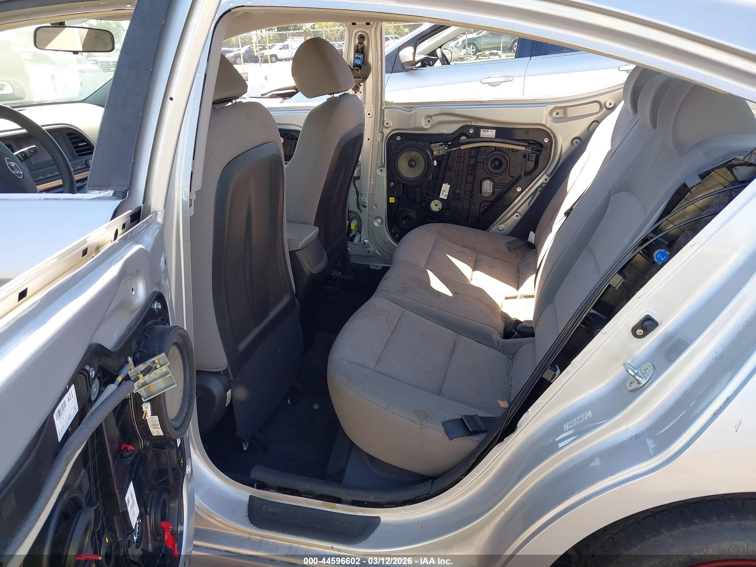 2019 Hyundai Elantra Se Серебряный vin: KMHD74LF2KU861577