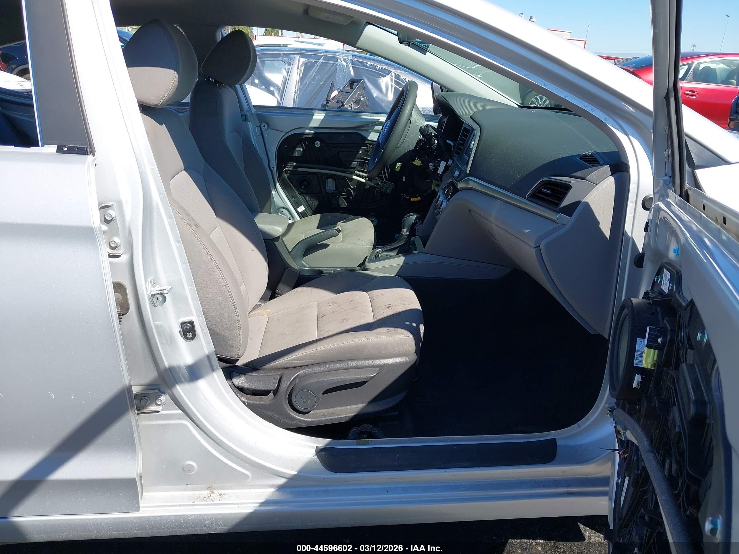 2019 Hyundai Elantra Se Серебряный vin: KMHD74LF2KU861577