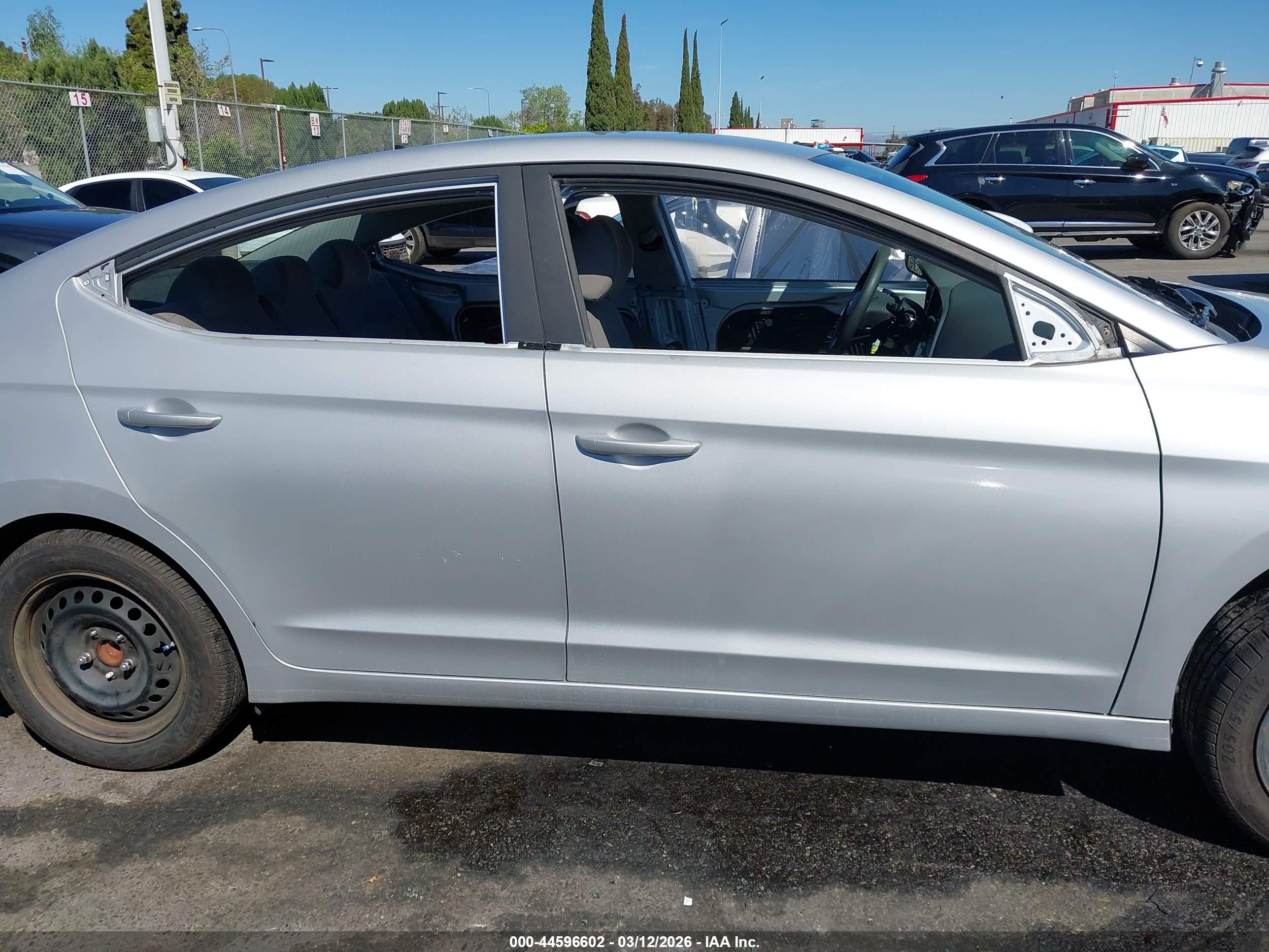 2019 Hyundai Elantra Se Серебряный vin: KMHD74LF2KU861577