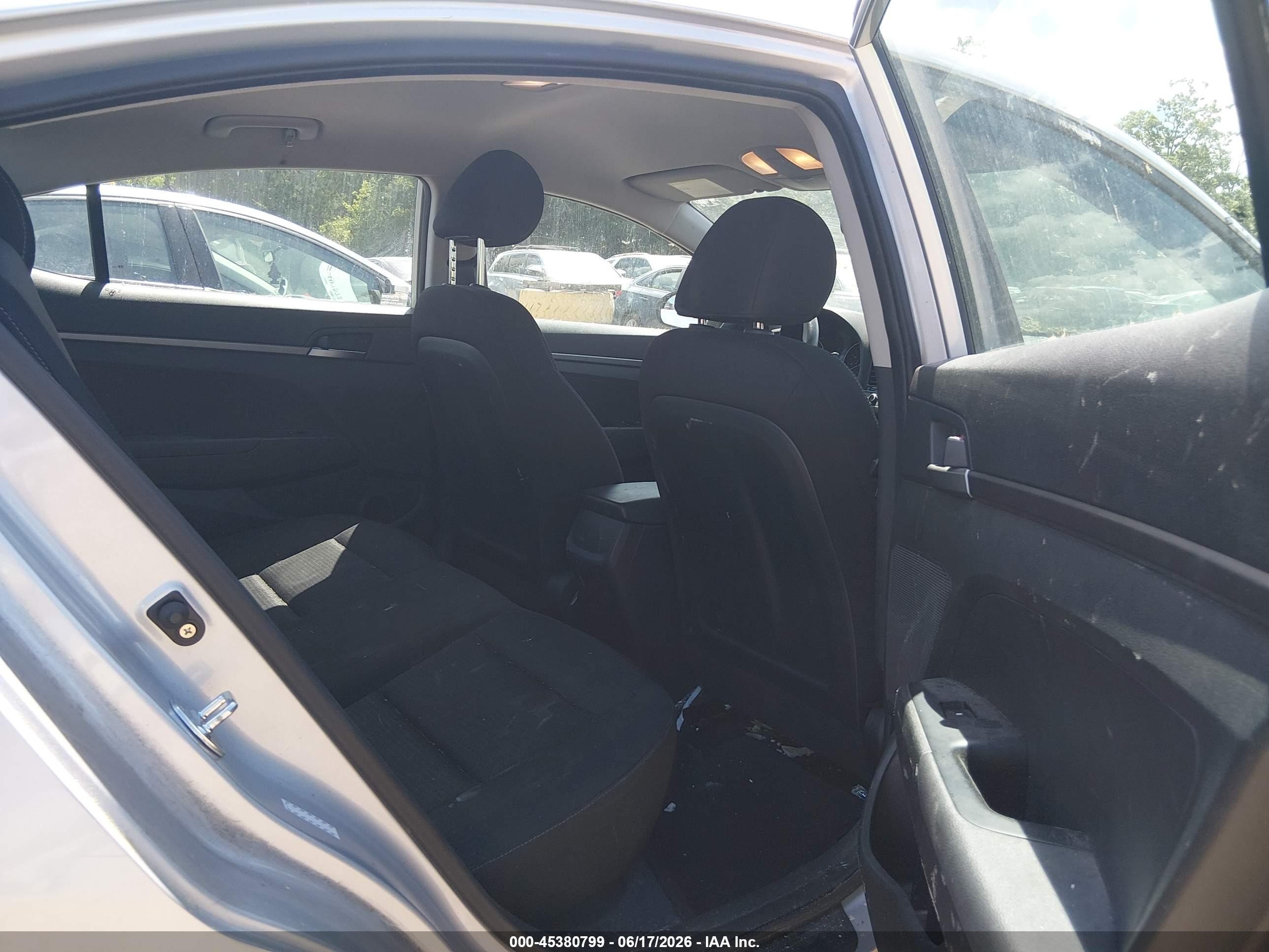 2018 Hyundai Elantra Se Silver vin: KMHD74LF6JU500027