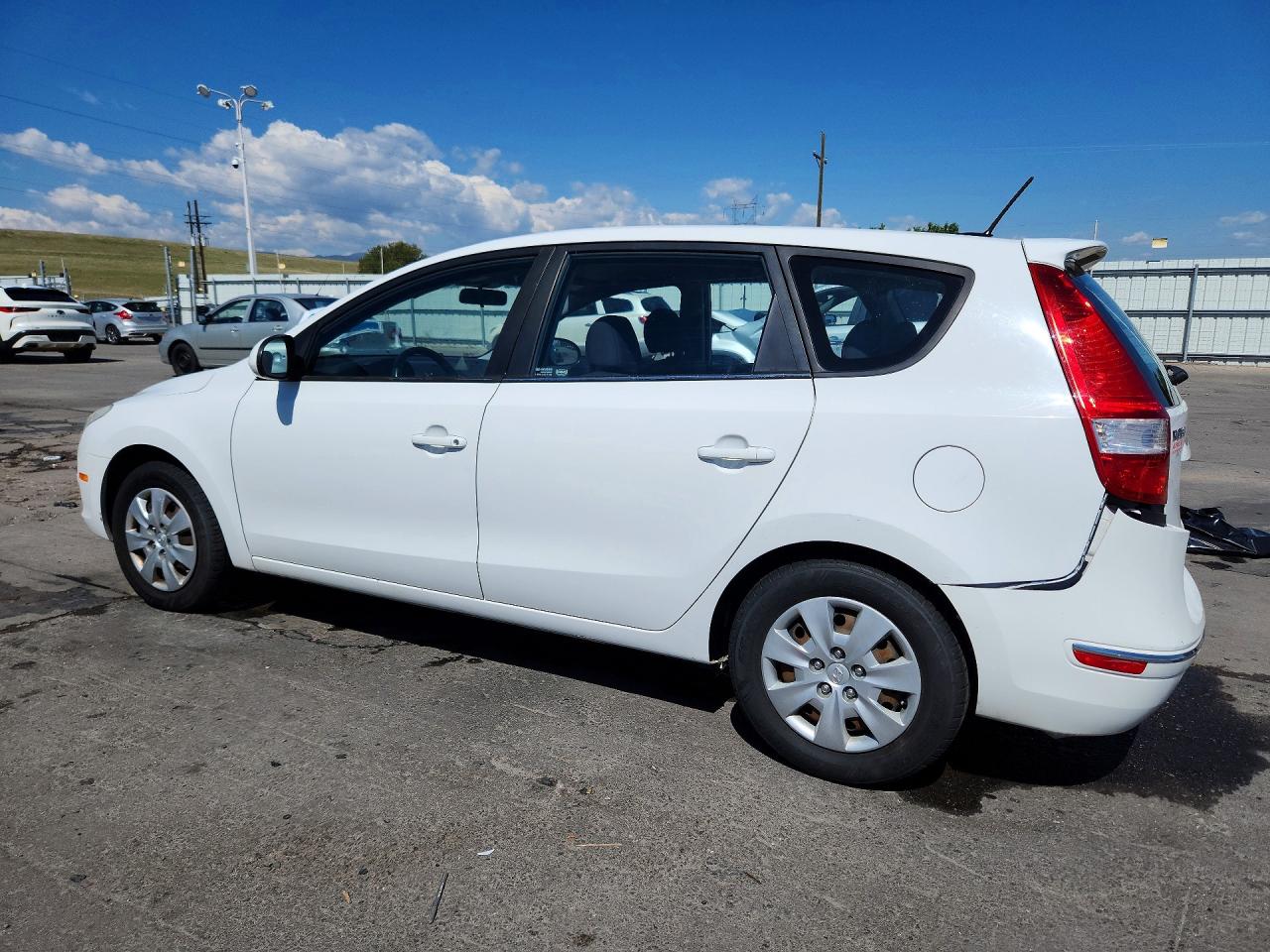 2011 Hyundai Elantra Touring Gls White vin: KMHDB8AEXBU090706