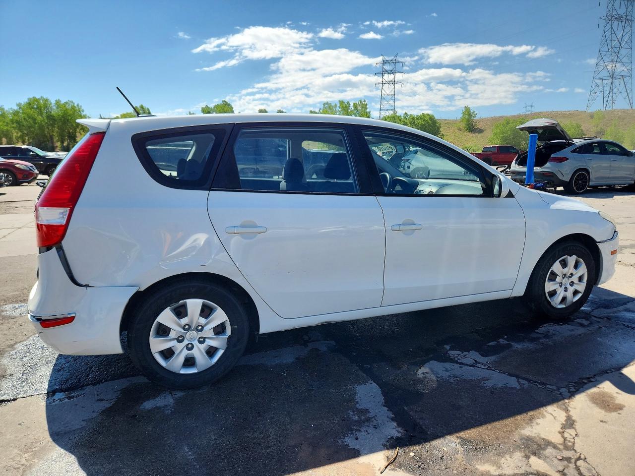 2011 Hyundai Elantra Touring Gls White vin: KMHDB8AEXBU090706