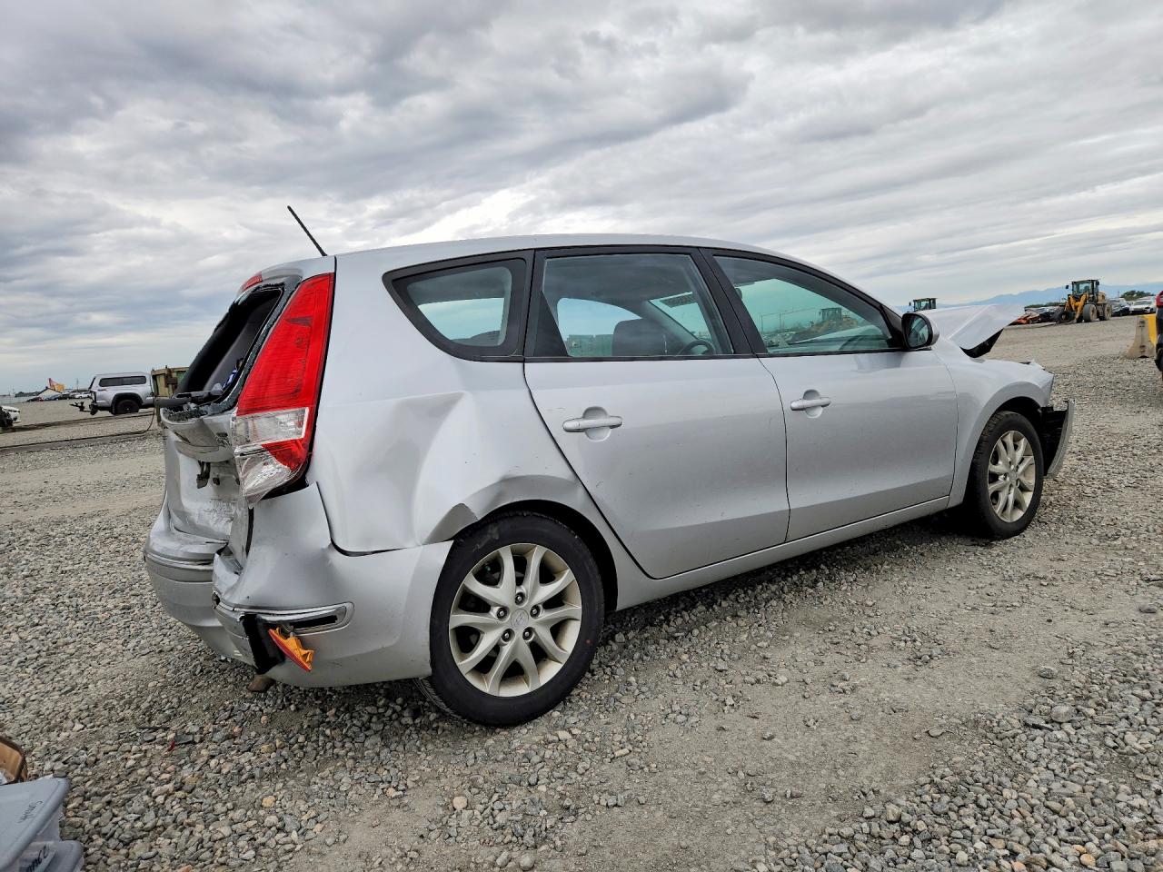 2009 Hyundai Elantra Touring Silver vin: KMHDC86E49U025737