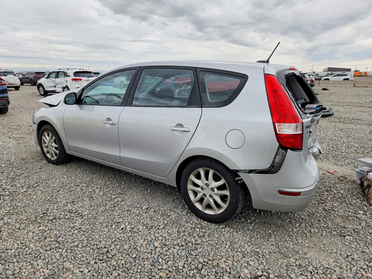 2009 Hyundai Elantra Touring Silver vin: KMHDC86E49U025737