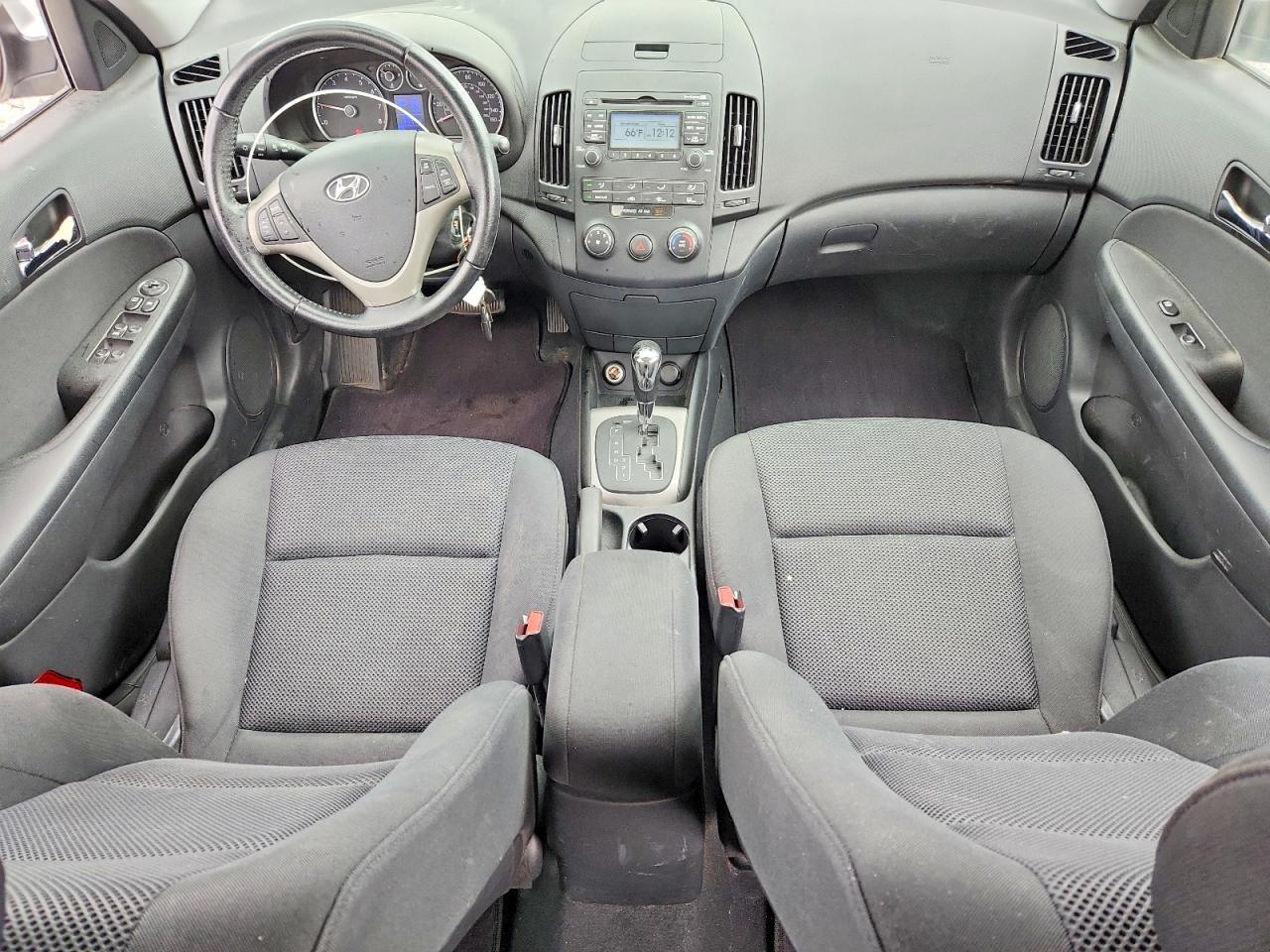 2009 Hyundai Elantra Touring Silver vin: KMHDC86E49U025737