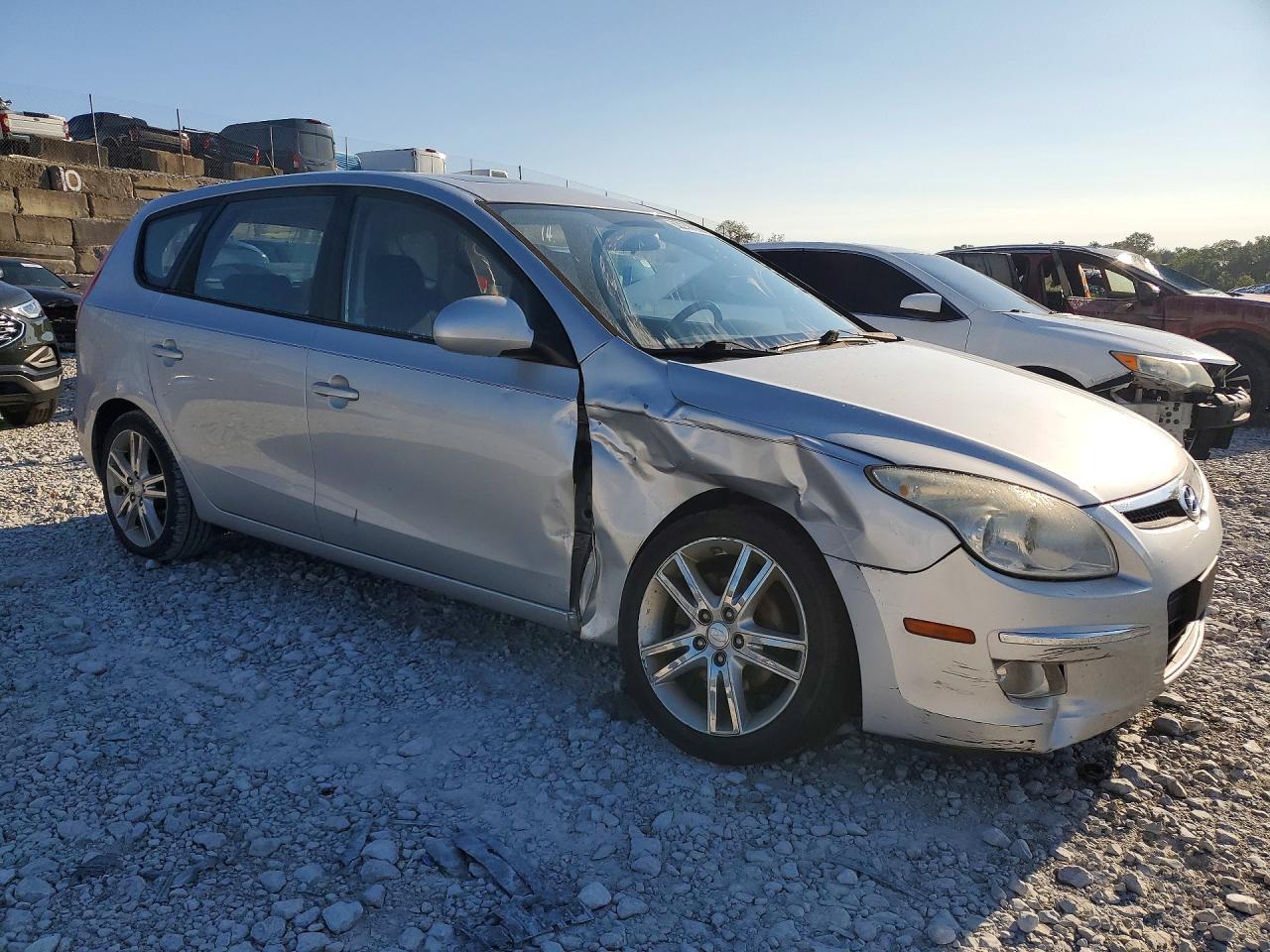 2009 Hyundai Elantra Touring Silver vin: KMHDC86E99U037771