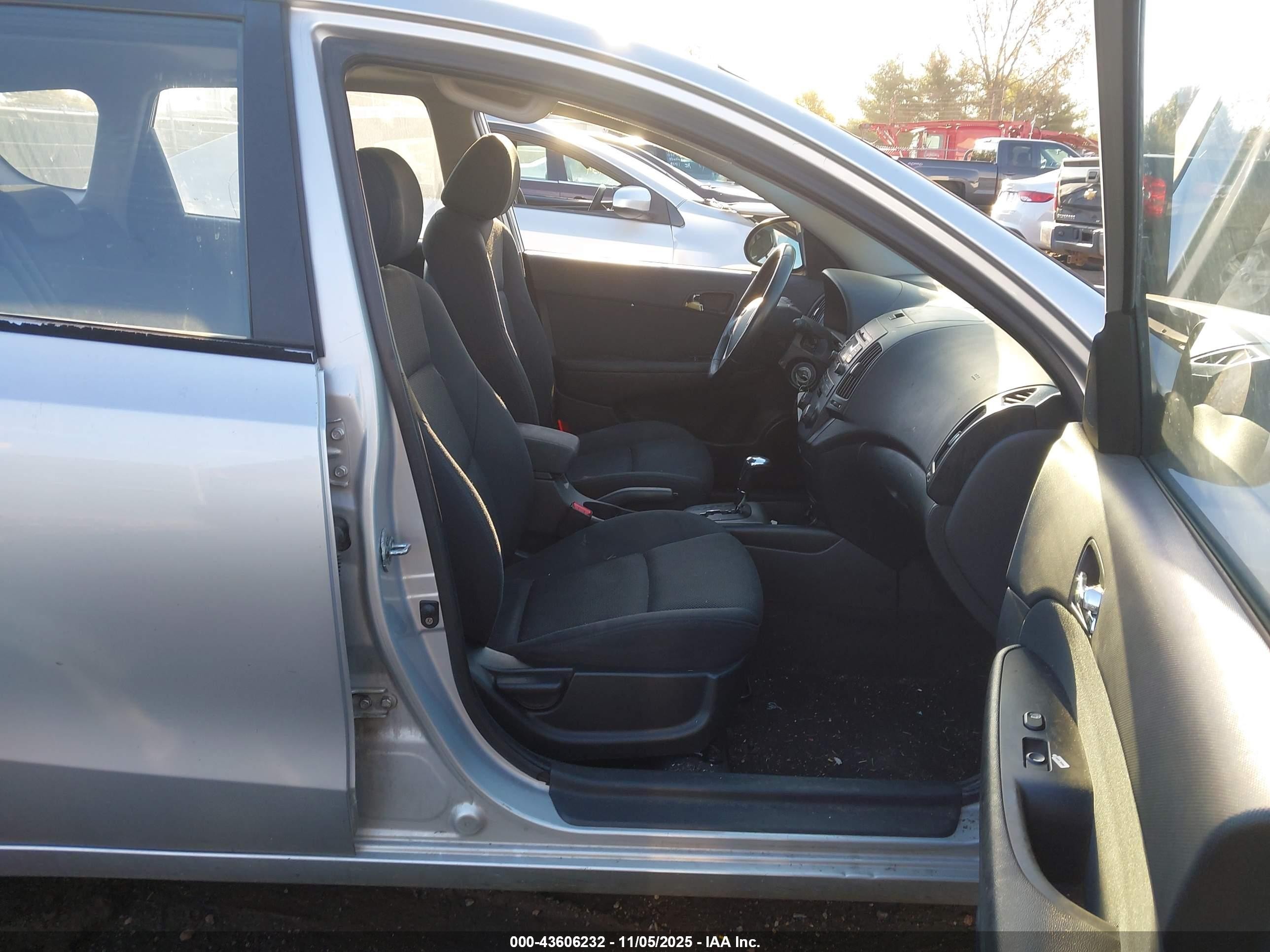 2010 Hyundai Elantra Touring Se Silver vin: KMHDC8AE1AU061123