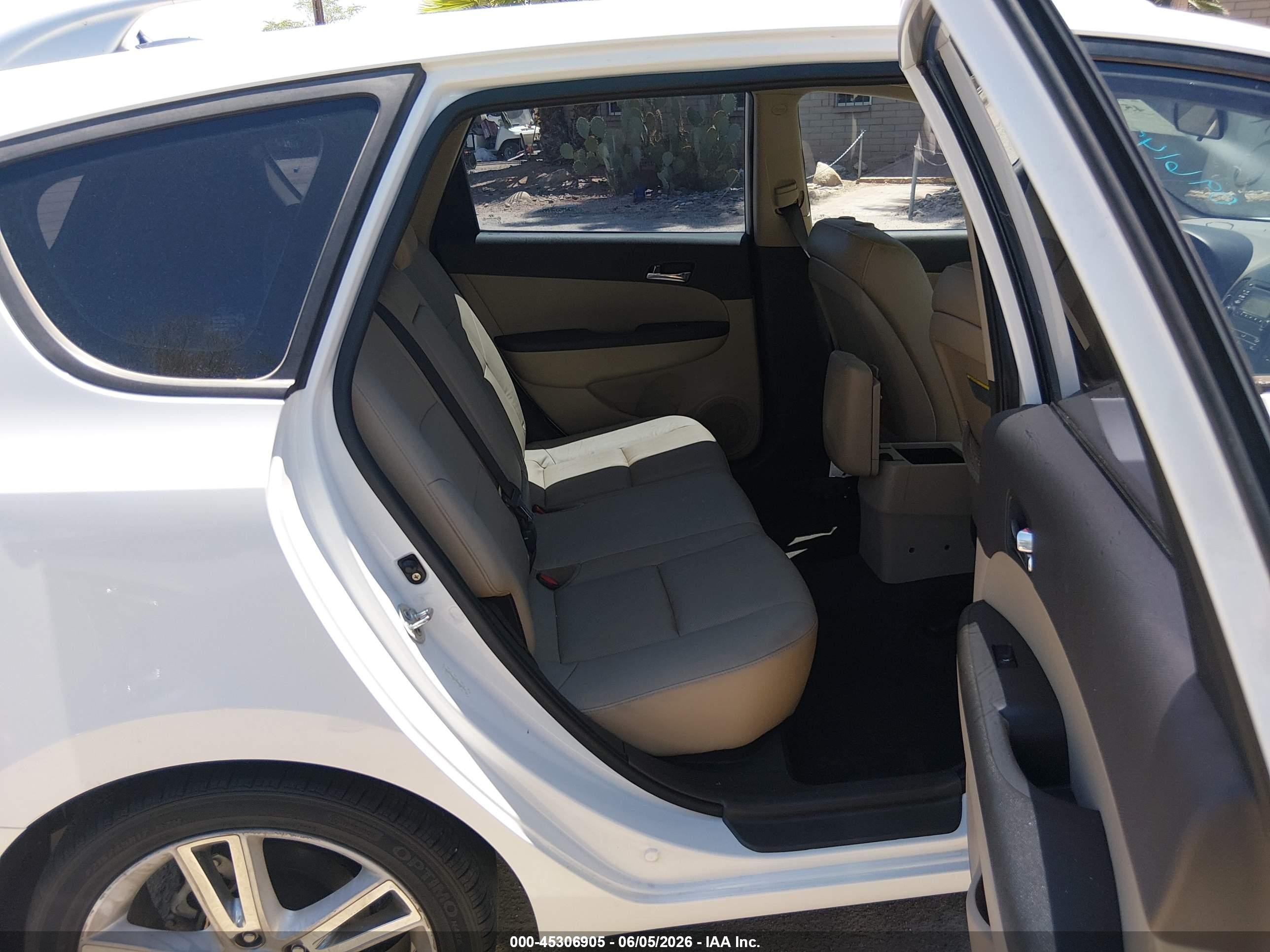 2011 Hyundai Elantra Touring Se White vin: KMHDC8AE1BU096147