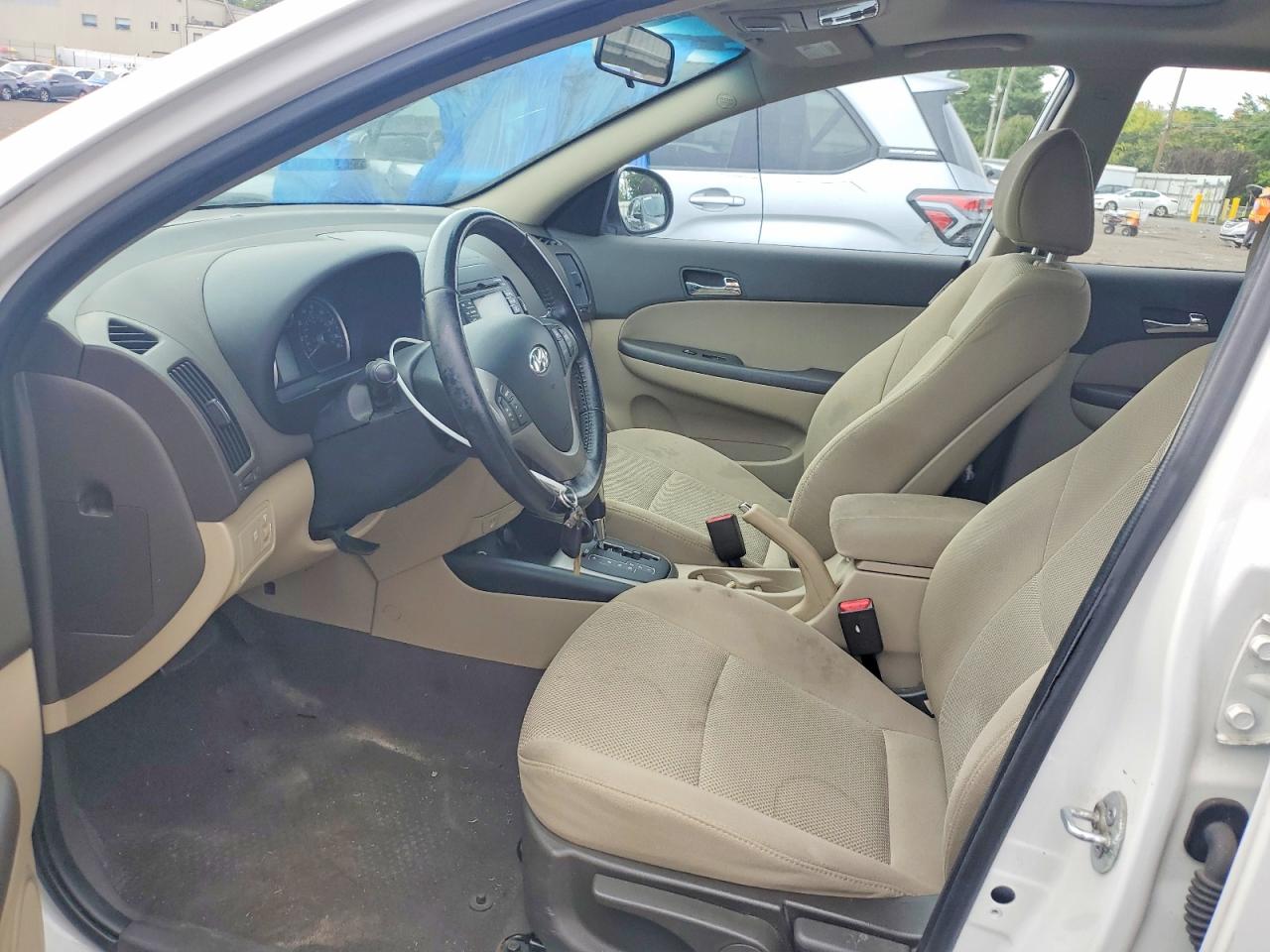 2010 Hyundai Elantra Touring Se White vin: KMHDC8AE3AU084306