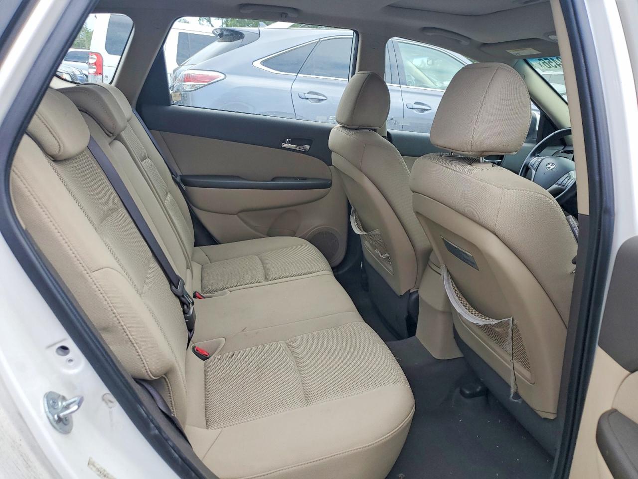 2010 Hyundai Elantra Touring Se White vin: KMHDC8AE3AU084306