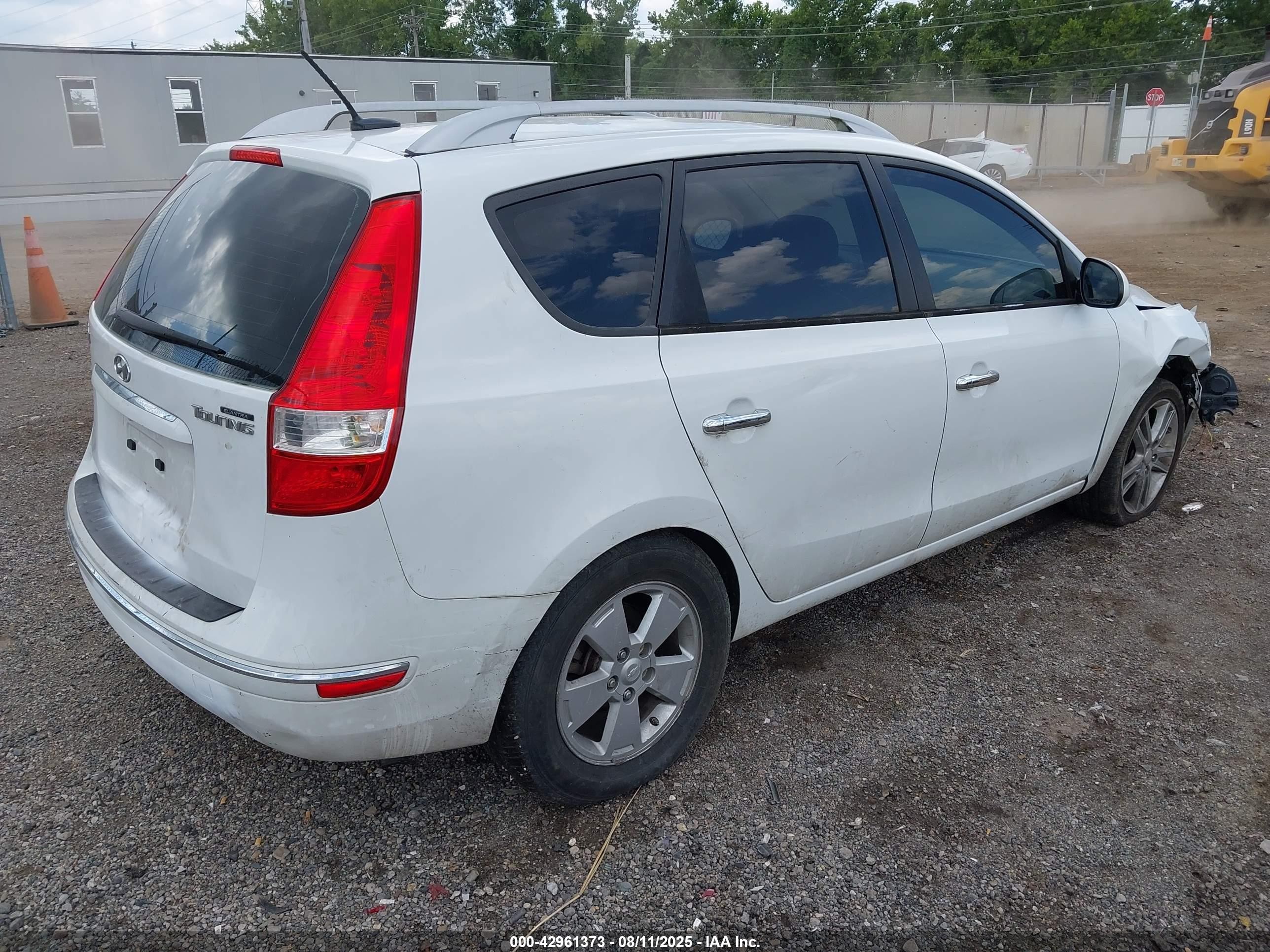 2011 Hyundai Elantra Touring Se White vin: KMHDC8AE5BU096720