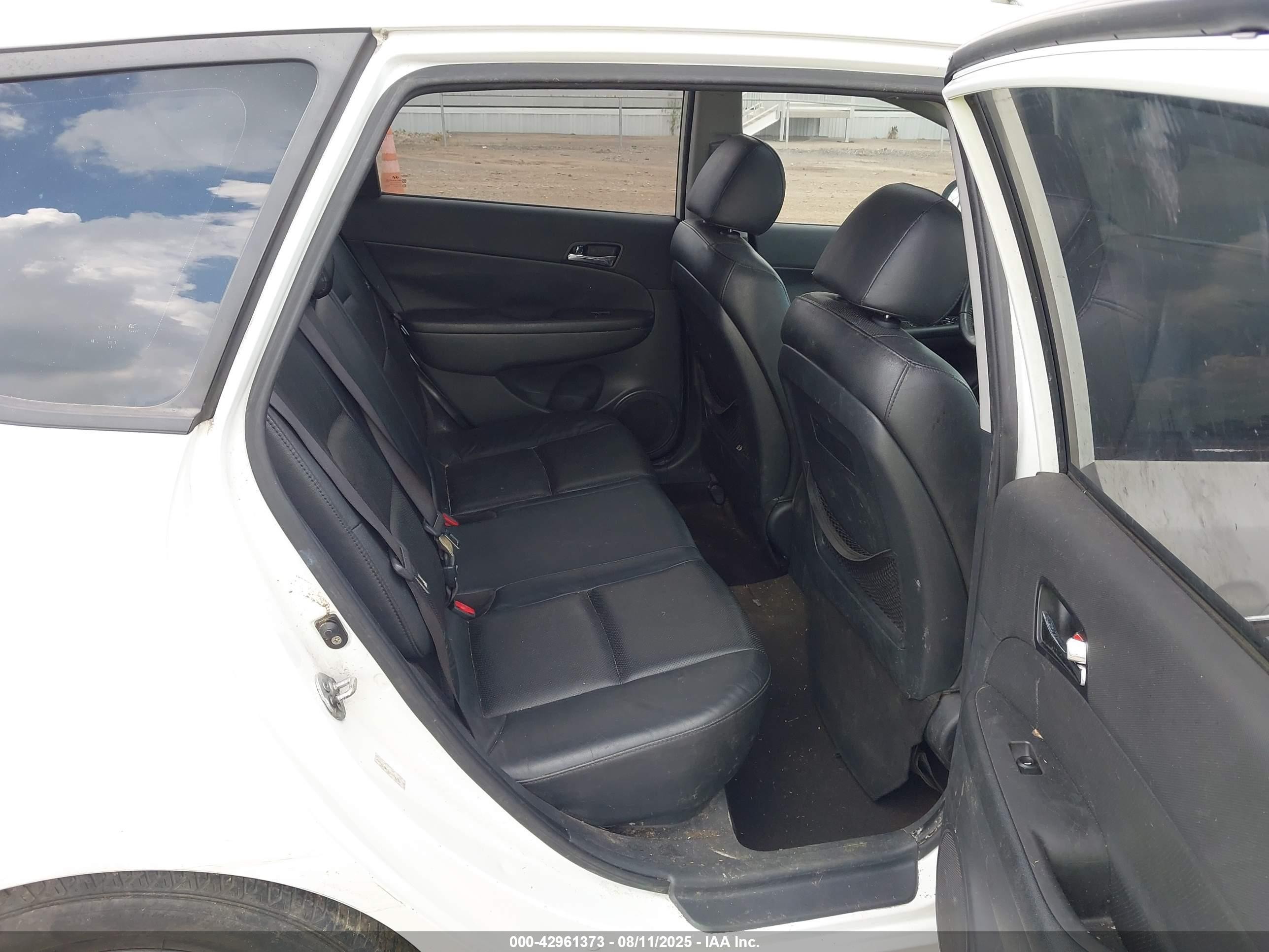 2011 Hyundai Elantra Touring Se White vin: KMHDC8AE5BU096720