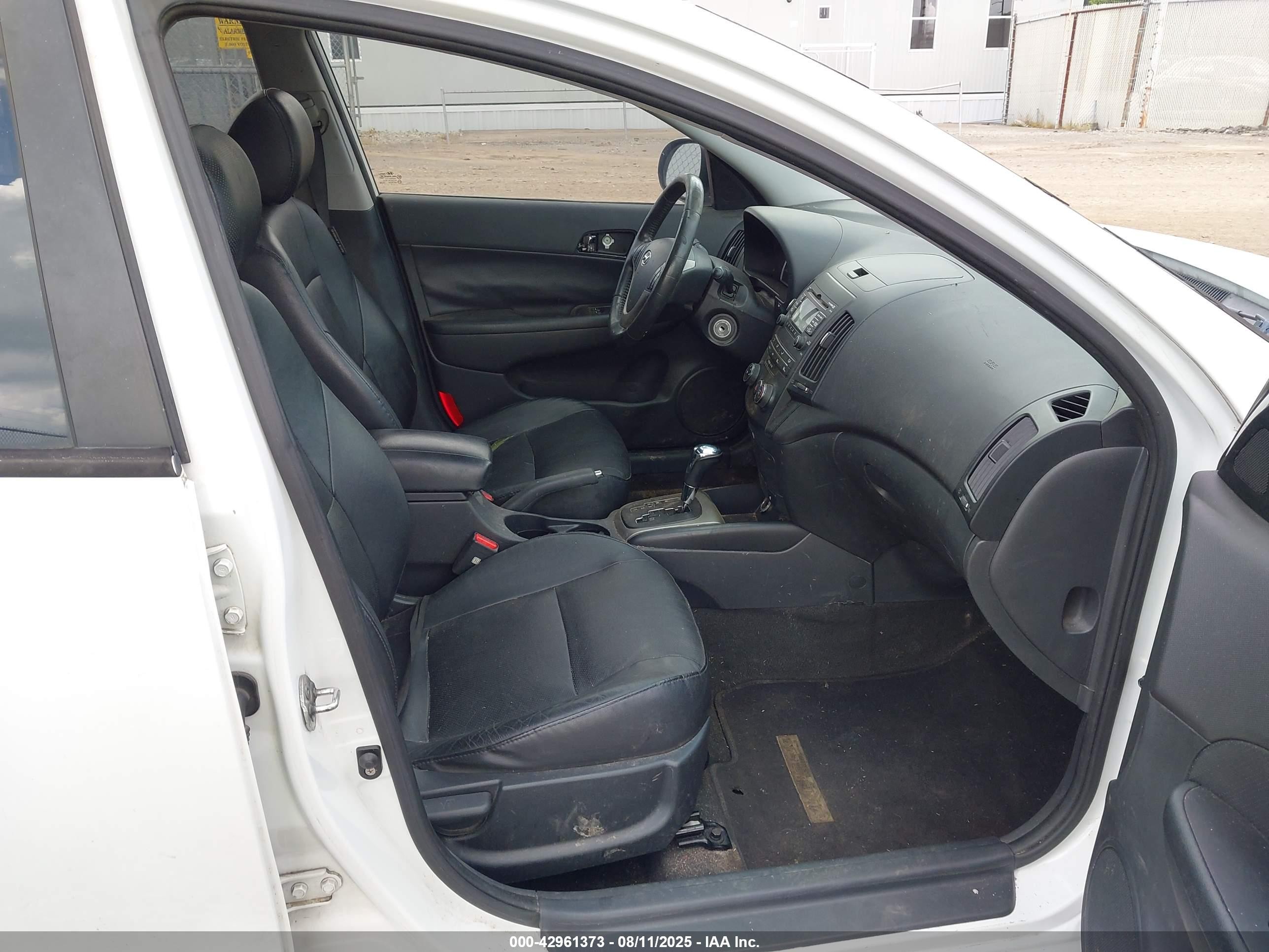 2011 Hyundai Elantra Touring Se White vin: KMHDC8AE5BU096720
