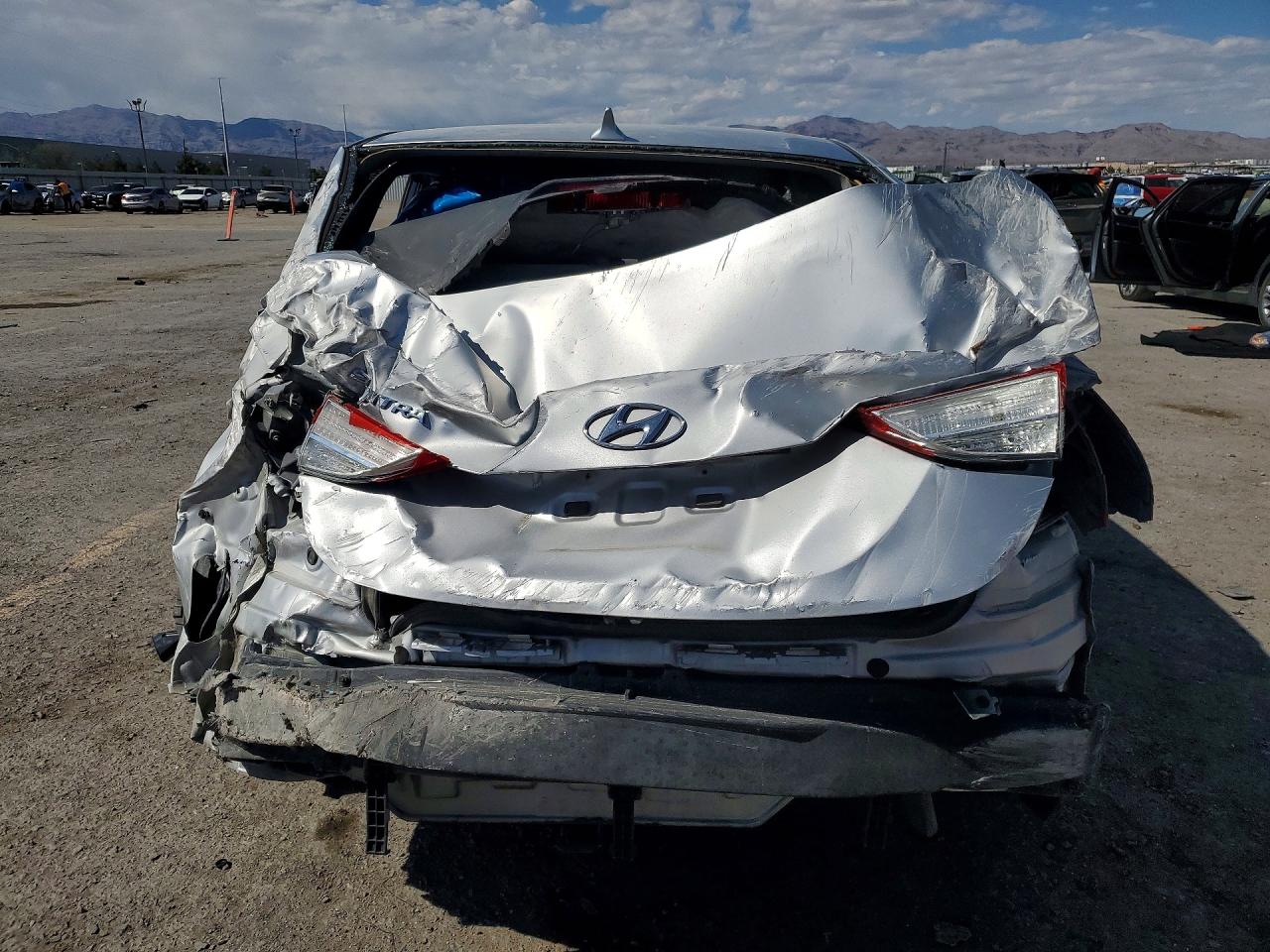 2012 Hyundai Elantra Gls Silver vin: KMHDH4AE2CU367681