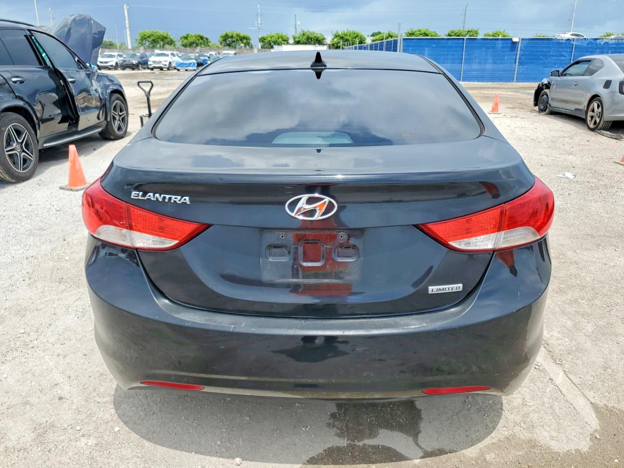 2013 Hyundai Elantra Limited Black vin: KMHDH4AE2DU847771