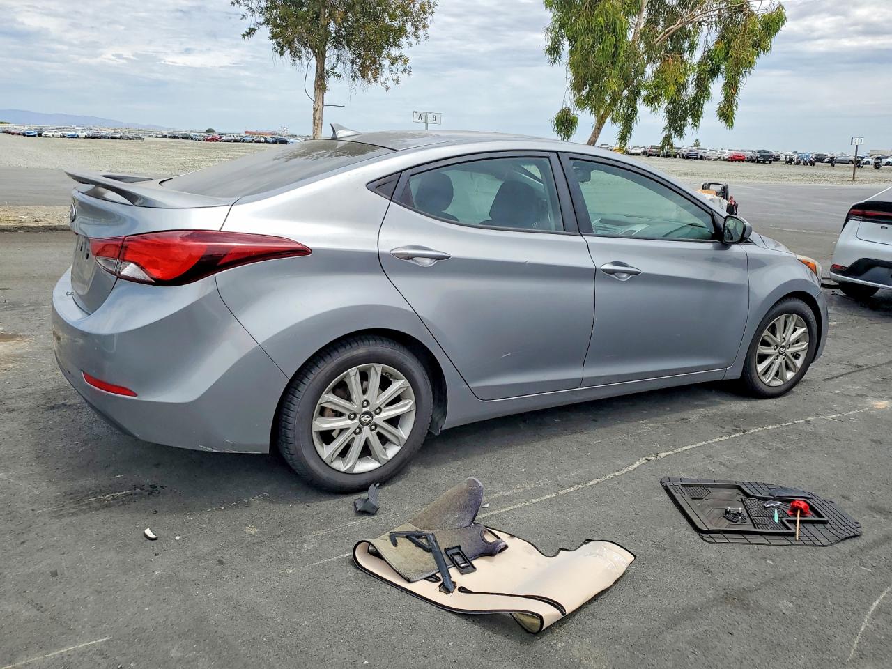 2015 Hyundai Elantra Silver vin: KMHDH4AE2FU224508