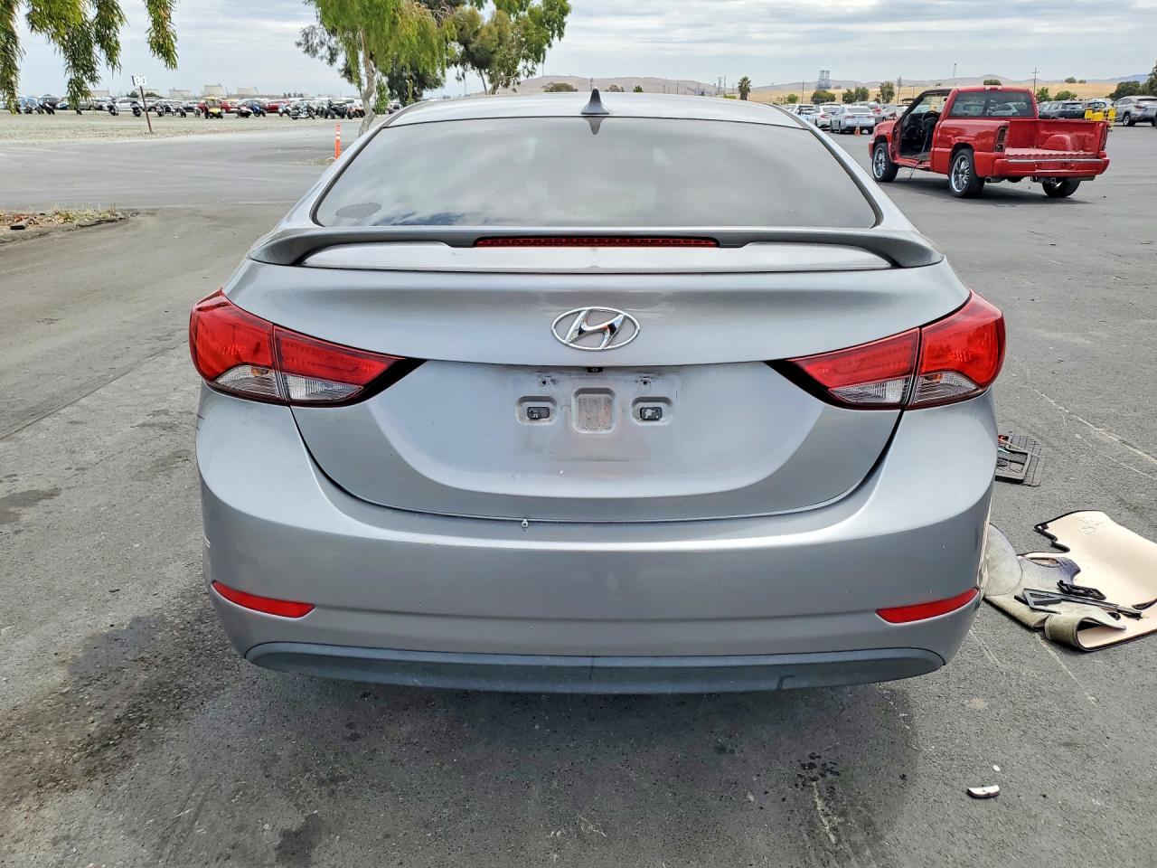 2015 Hyundai Elantra Silver vin: KMHDH4AE2FU224508
