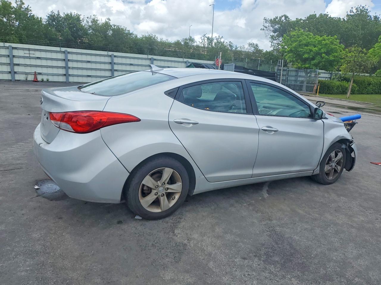 2012 Hyundai Elantra Silver vin: KMHDH4AE3CU328761