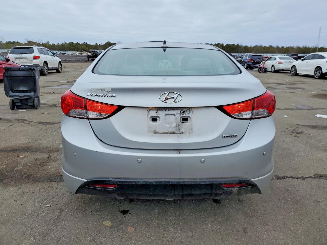 2013 Hyundai Elantra Silver vin: KMHDH4AE4DU634952