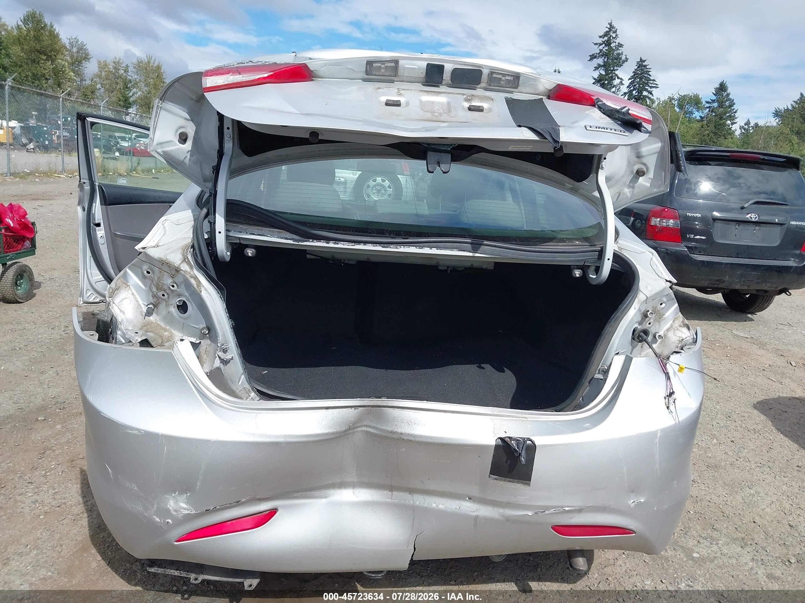 2013 Hyundai Elantra Limited Silver vin: KMHDH4AE4DU690809