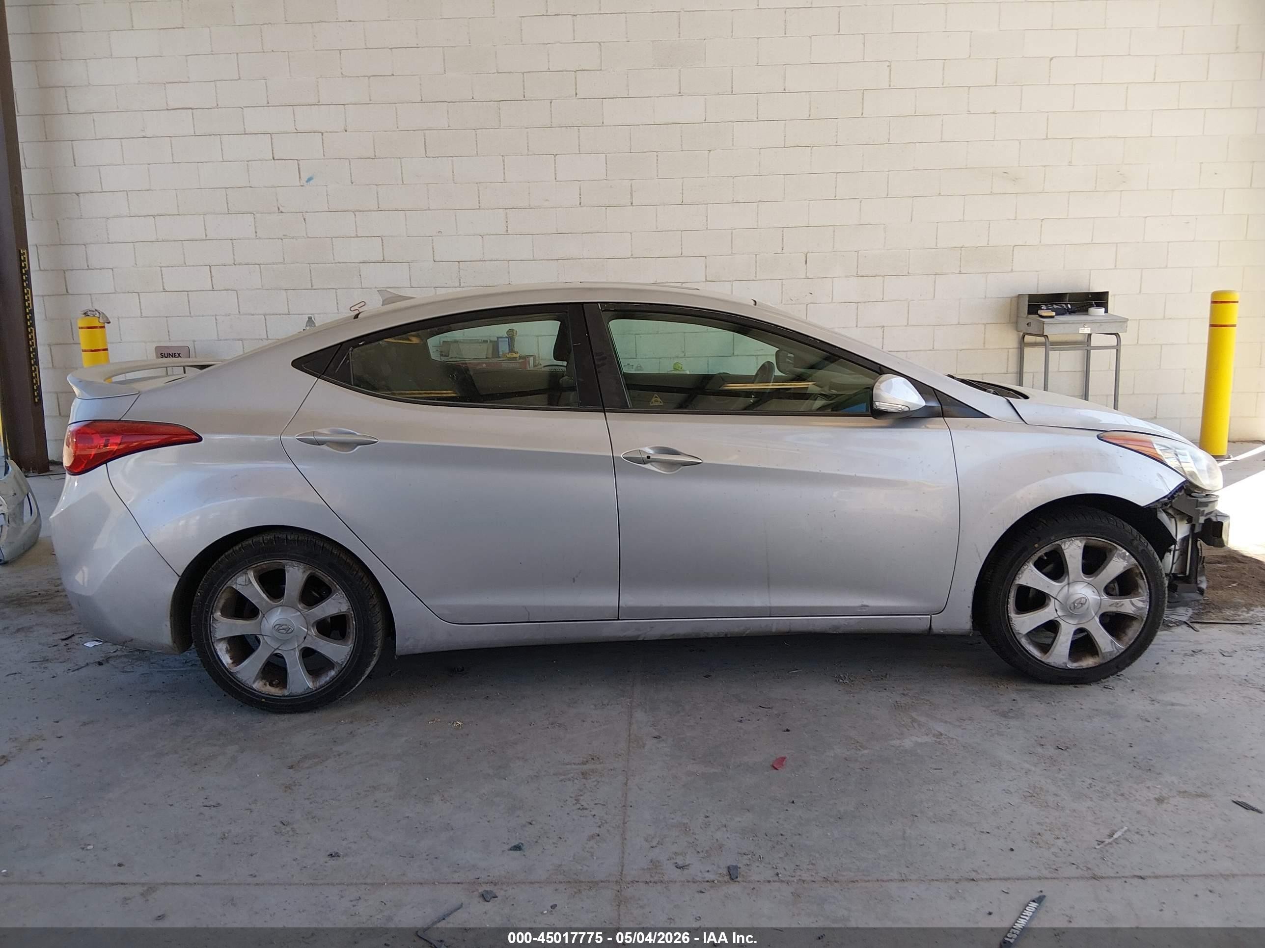 2013 Hyundai Elantra Limited Silver vin: KMHDH4AE4DU864040