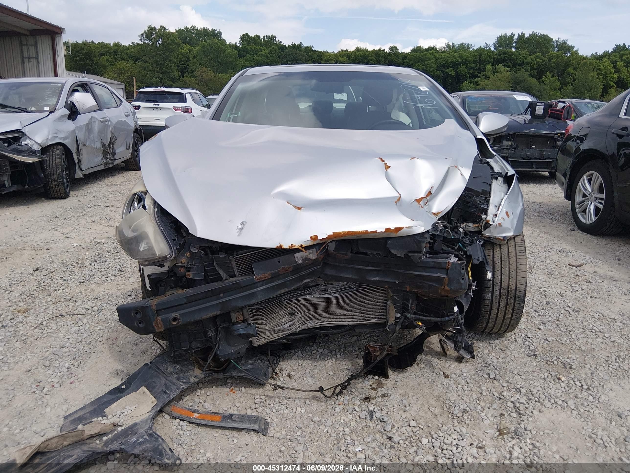 2013 Hyundai Elantra Limited Silver vin: KMHDH4AE5DU642719