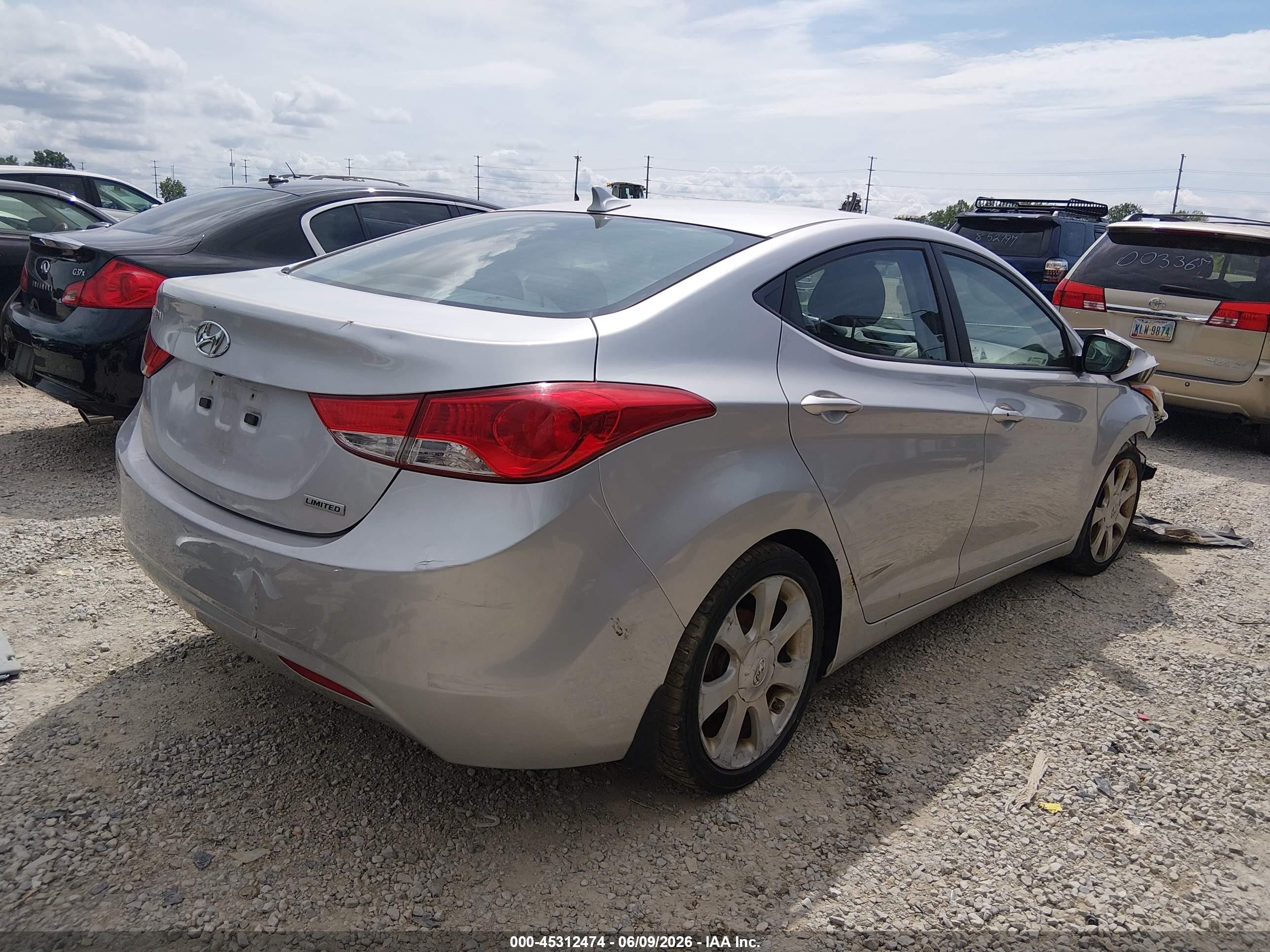 2013 Hyundai Elantra Limited Silver vin: KMHDH4AE5DU642719