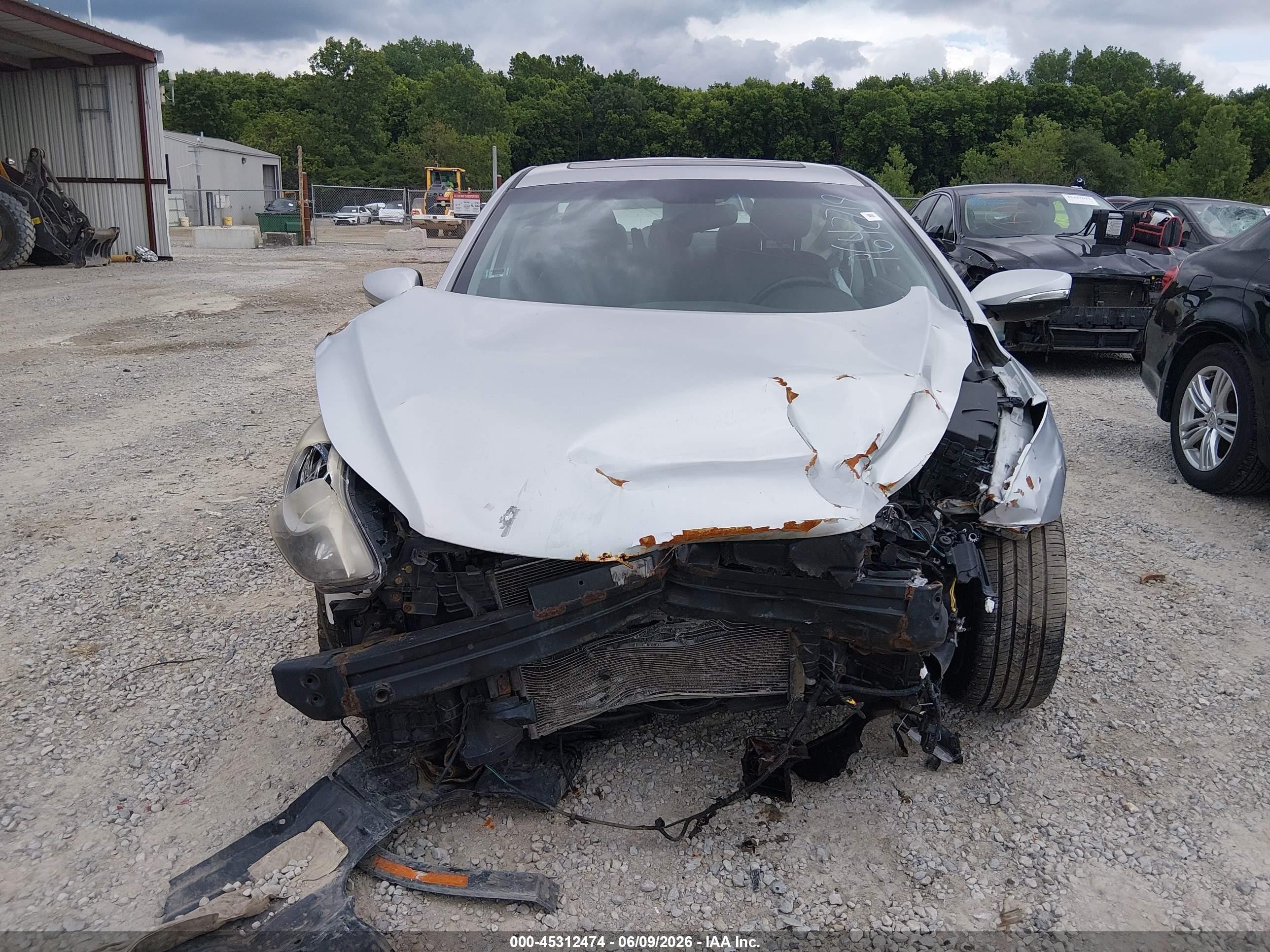 2013 Hyundai Elantra Limited Silver vin: KMHDH4AE5DU642719