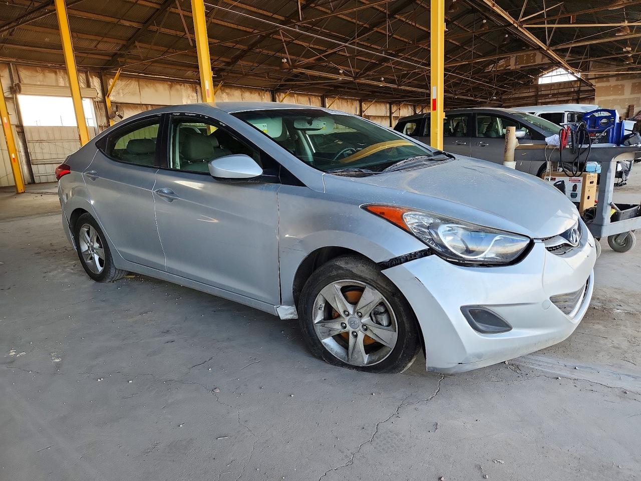 2013 Hyundai Elantra Серебряный vin: KMHDH4AE7DU895038