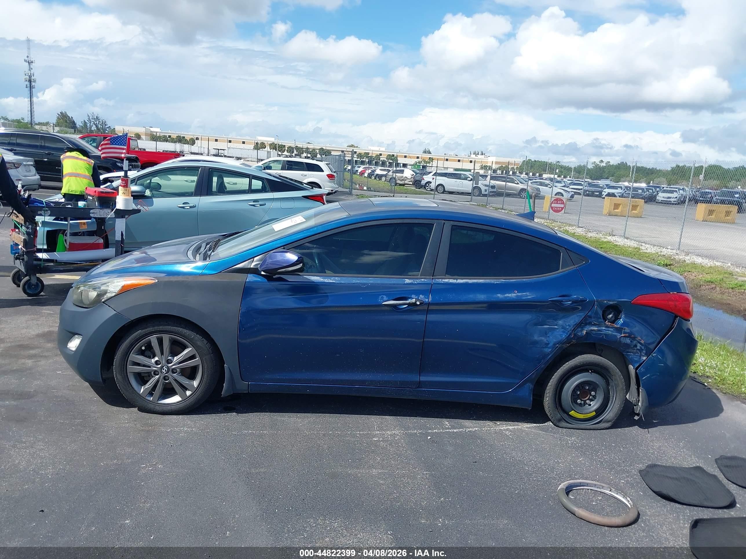 2013 Hyundai Elantra Limited Blue vin: KMHDH4AE7DU946084