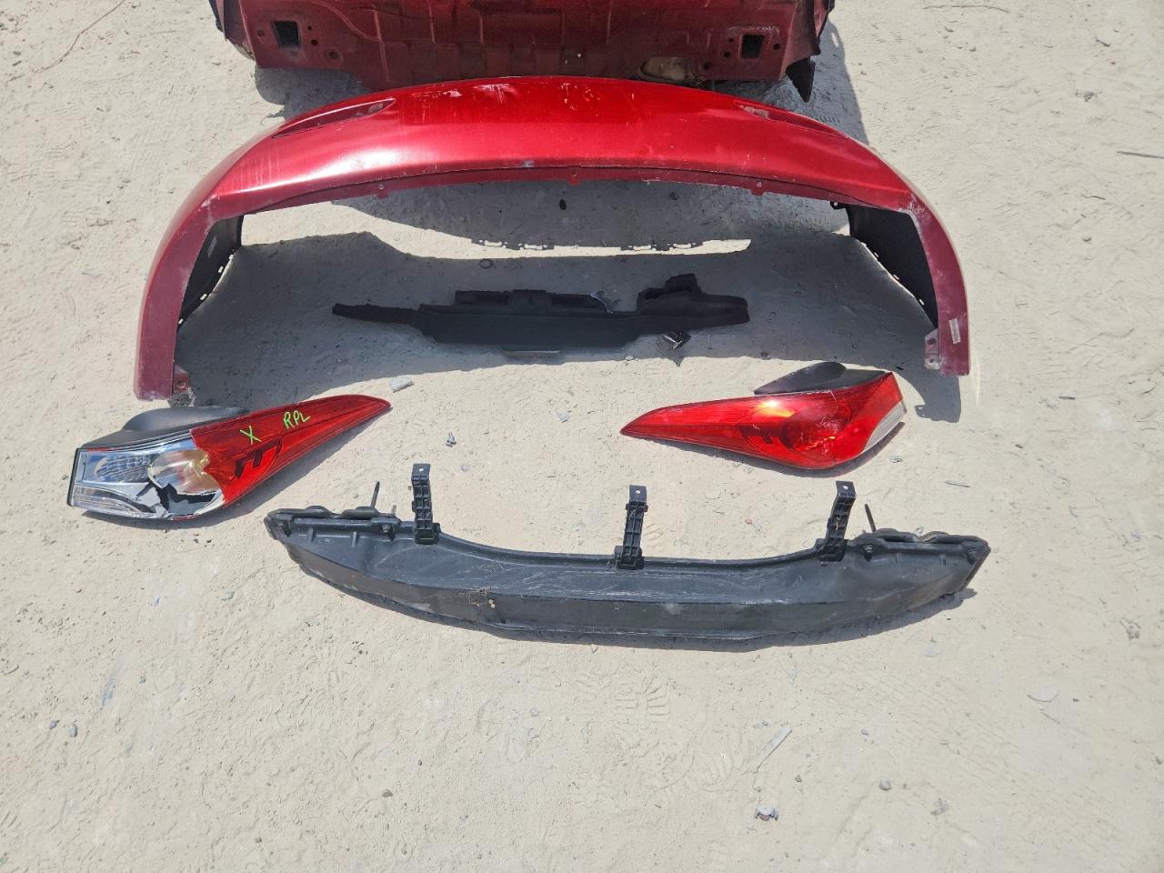 2012 Hyundai Elantra Limited Red vin: KMHDH4AE8CU430234