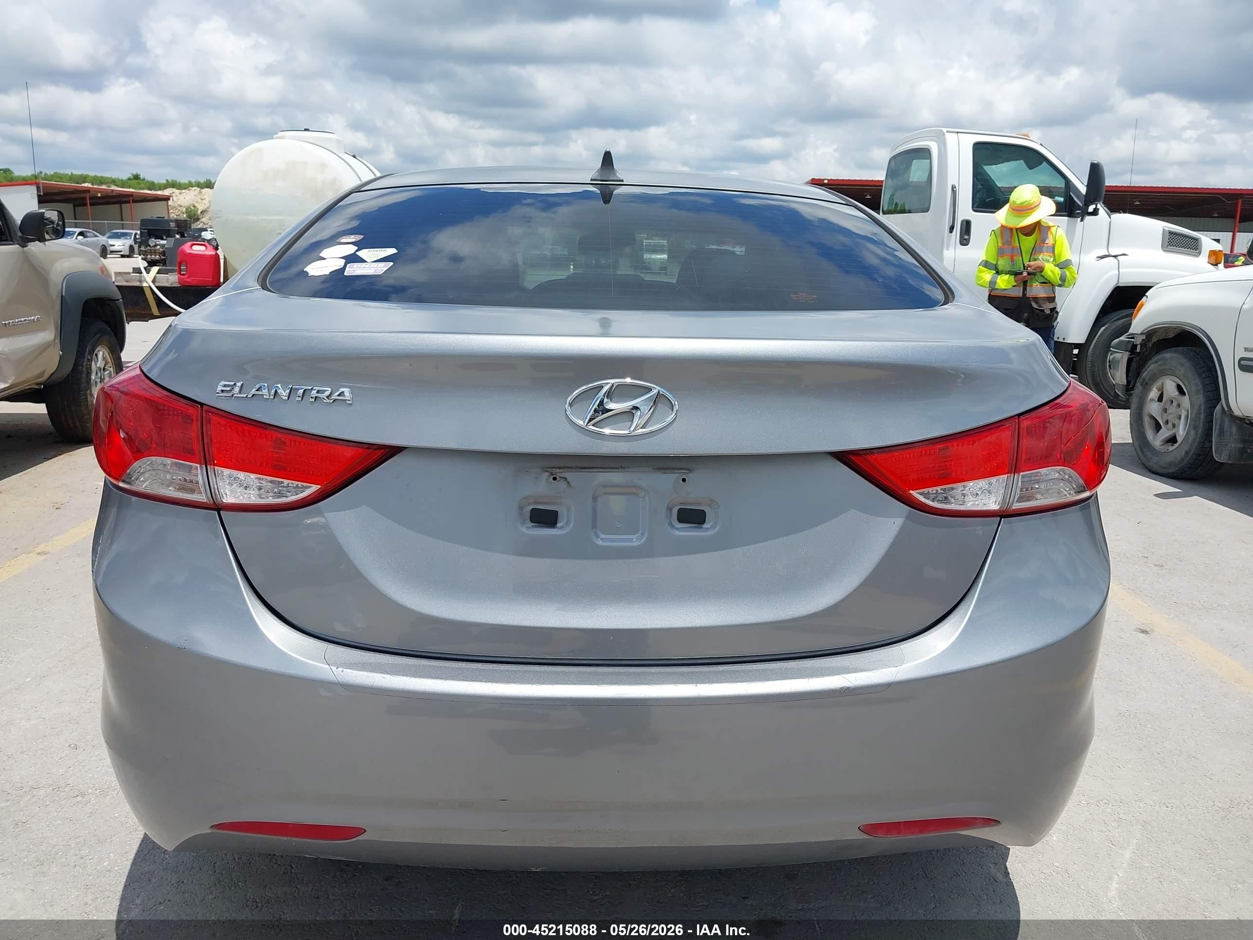 2013 Hyundai Elantra Gls Gold vin: KMHDH4AE8DU529914