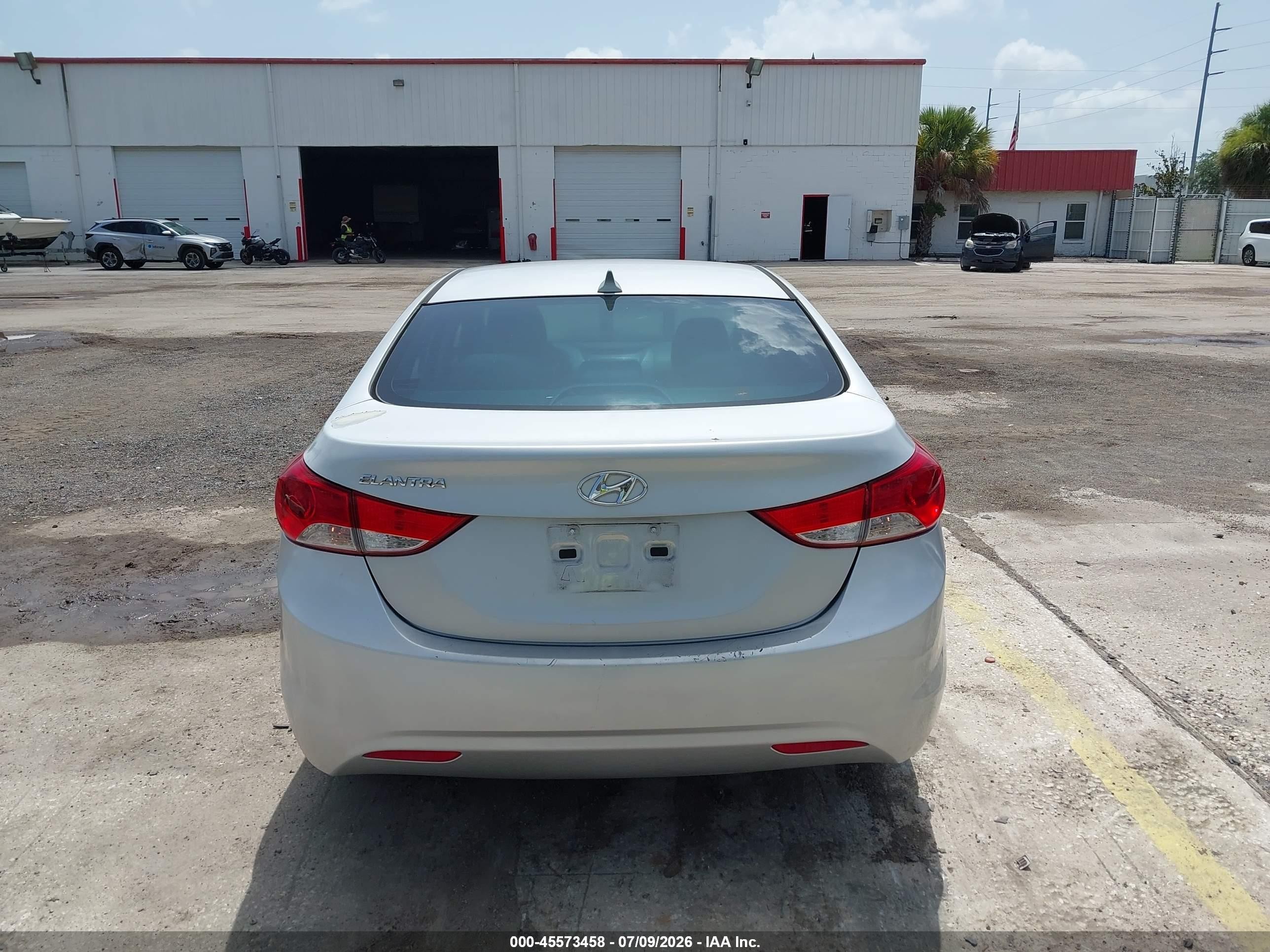 2013 Hyundai Elantra Gls Серебряный vin: KMHDH4AE8DU854465