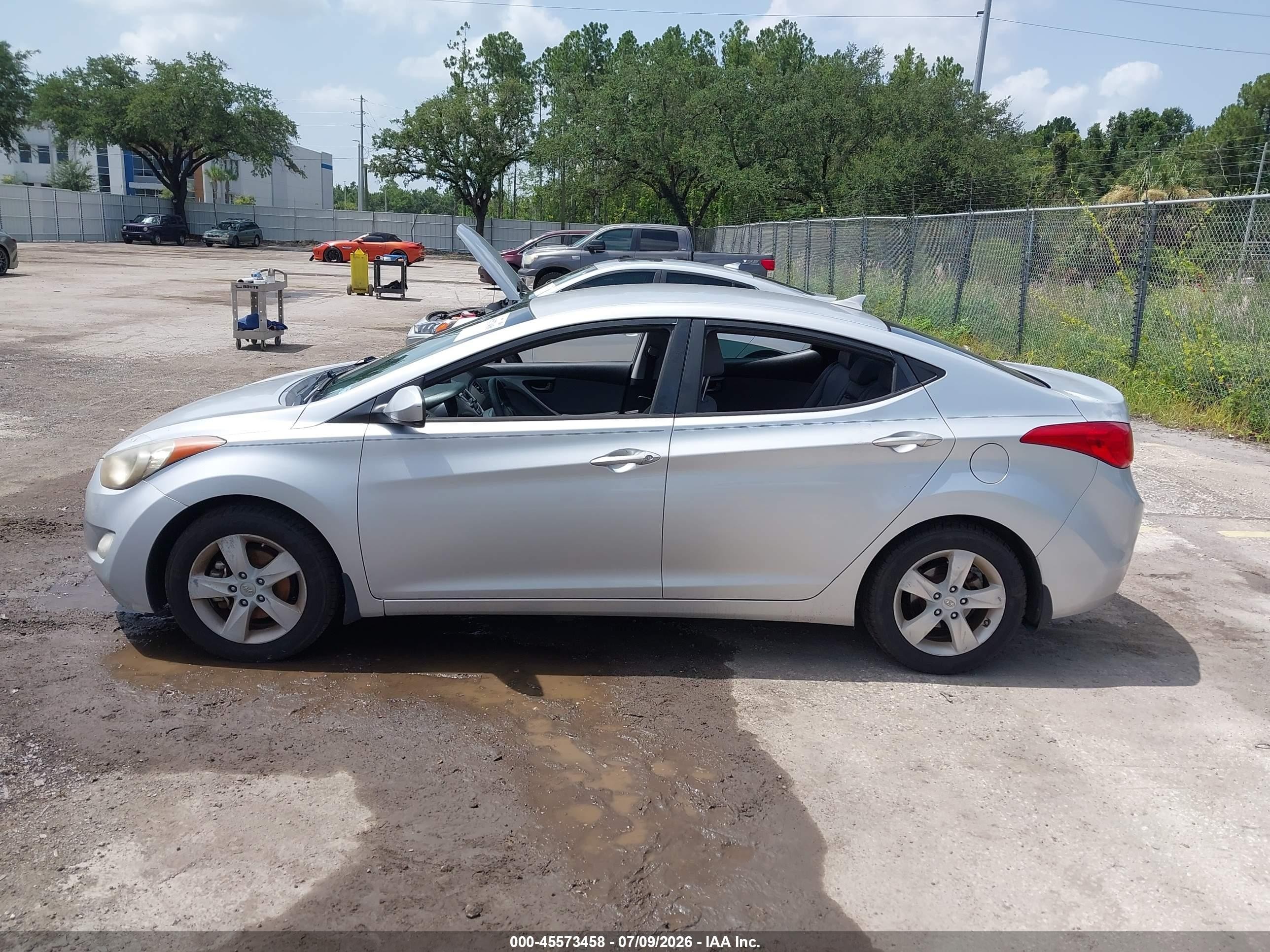 2013 Hyundai Elantra Gls Серебряный vin: KMHDH4AE8DU854465