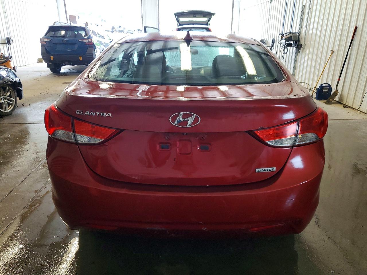 2012 Hyundai Elantra Limited Red vin: KMHDH4AEXCU357092
