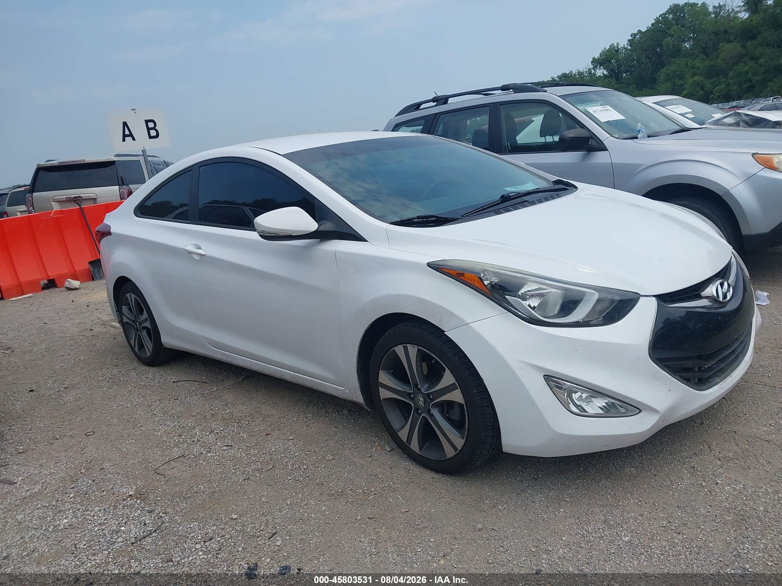 2014 Hyundai Elantra   White vin: KMHDH6AH0EU028524