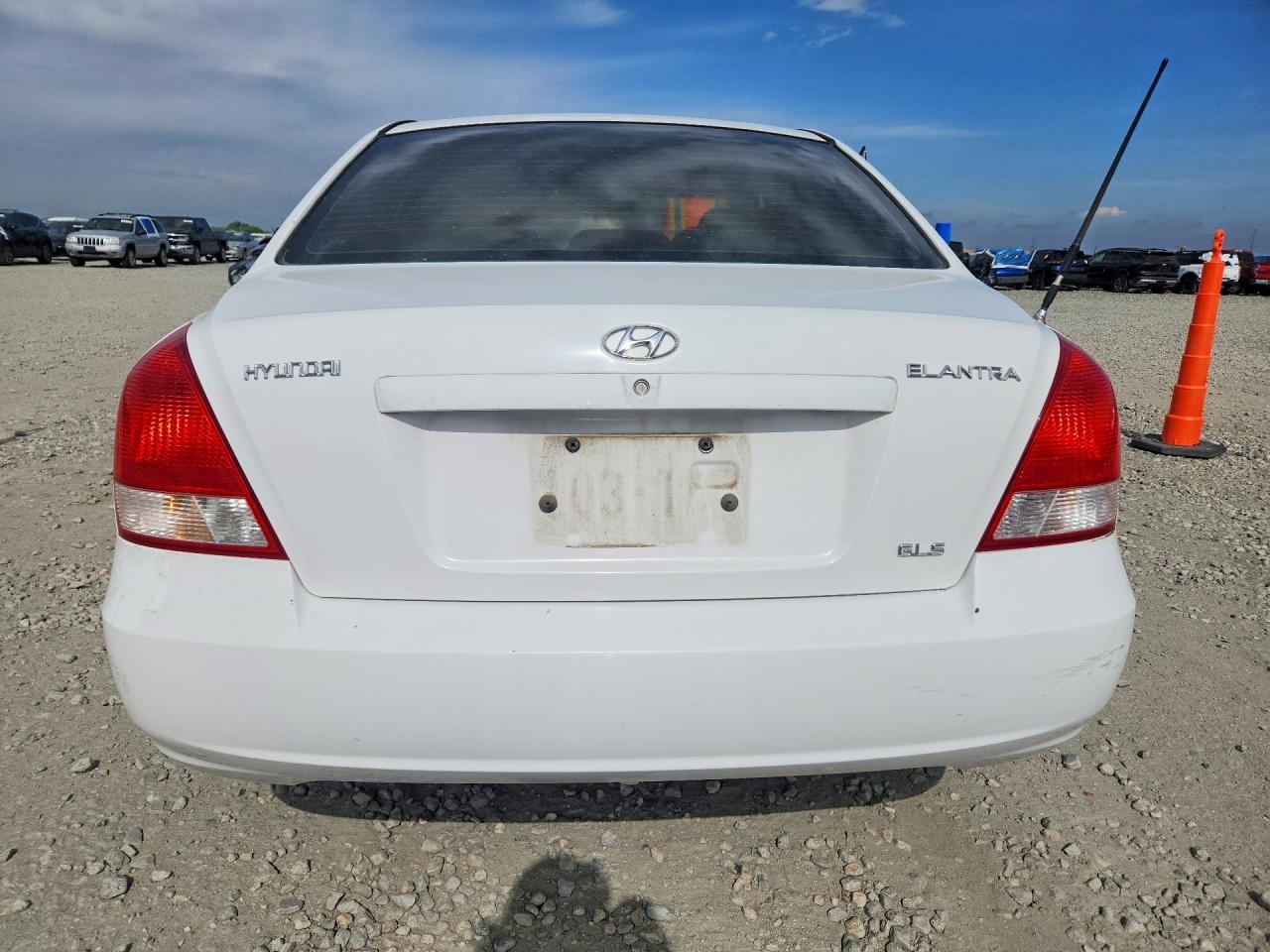 2001 Hyundai Elantra Gls White vin: KMHDN45D61U026999