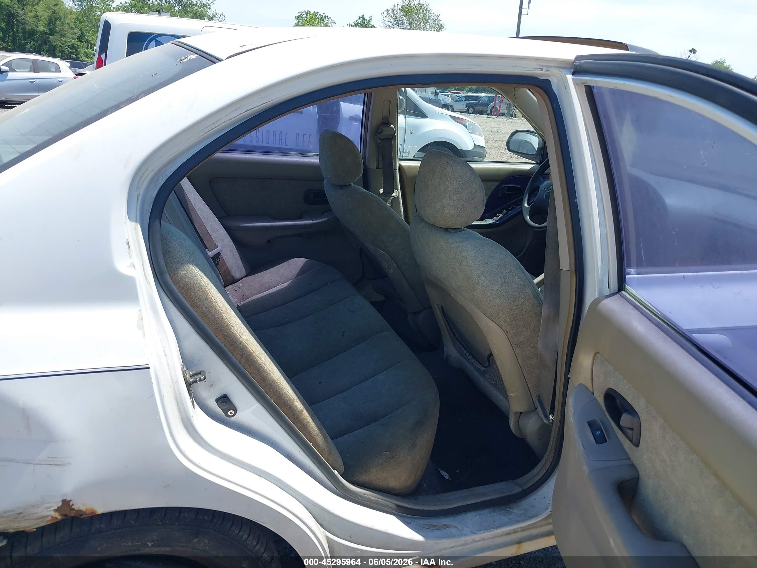 2002 Hyundai Elantra Gls White vin: KMHDN45D72U304214