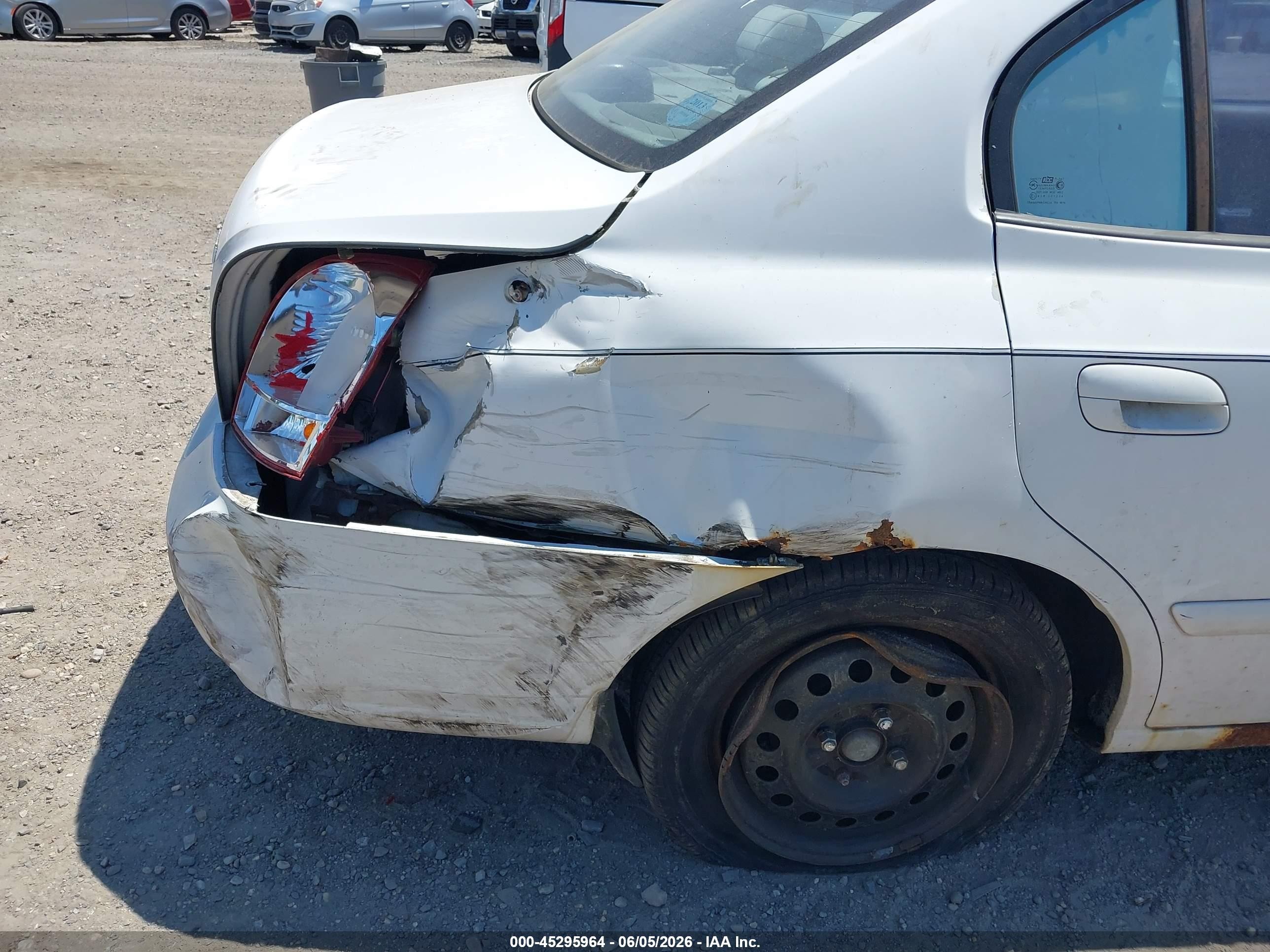 2002 Hyundai Elantra Gls White vin: KMHDN45D72U304214