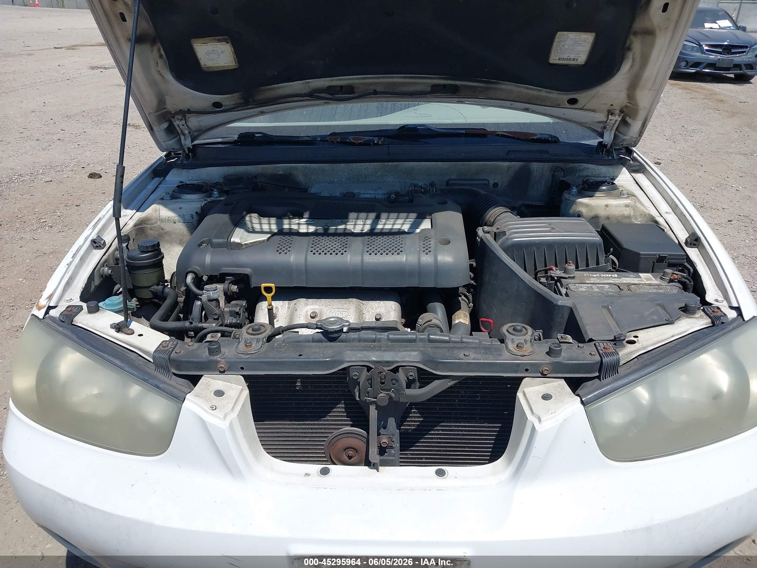 2002 Hyundai Elantra Gls White vin: KMHDN45D72U304214