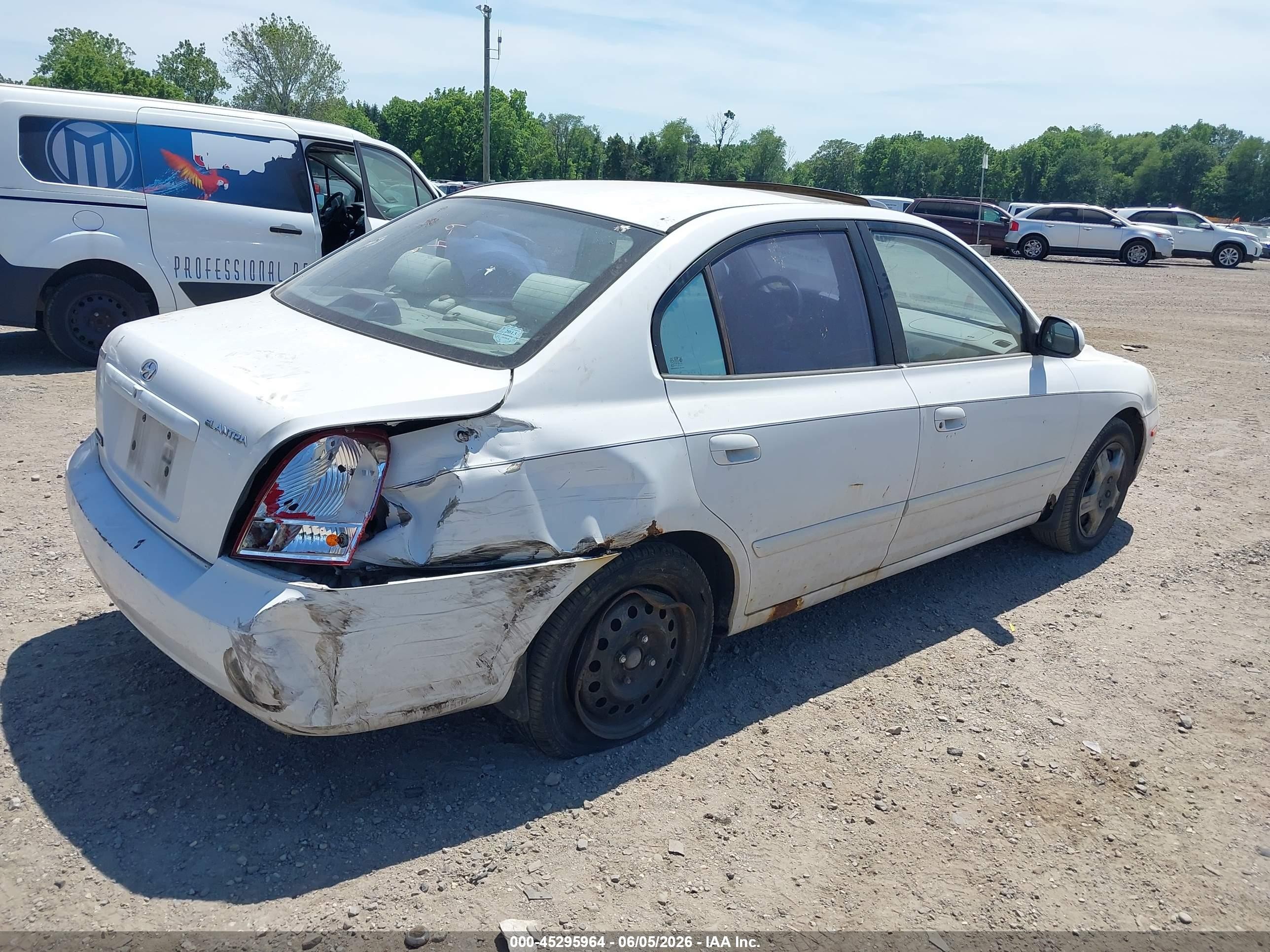 2002 Hyundai Elantra Gls White vin: KMHDN45D72U304214